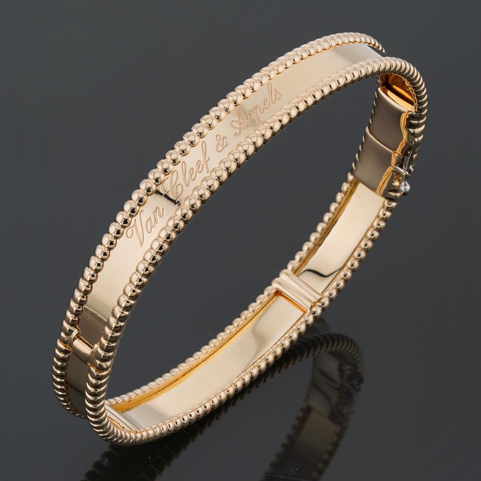 Ce magnifique Van Cleef & Arpels de la collection classique Perlee Signature est réalisé en or jaune 18 carats et rehaussé d'une bordure perlée et d'inscriptions Van Cleef & Arpels. Fabriqué en France dans les années 2020. Dimensions : 0,31