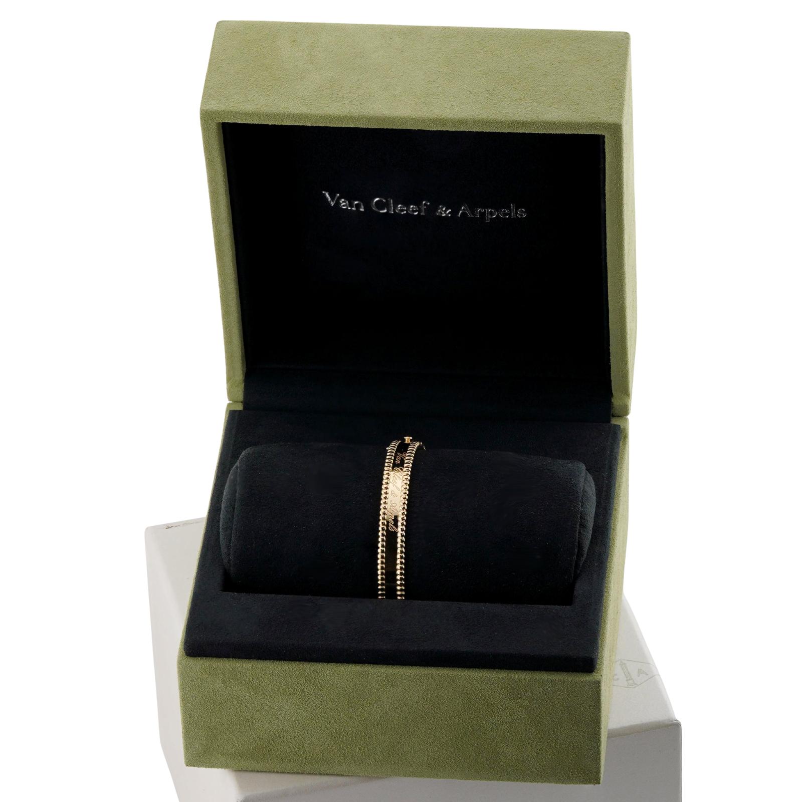 VAN CLEEF & ARPELS Perlee Signature Bracelet de taille moyenne en or jaune 18 carats Excellent état - En vente à New York, NY