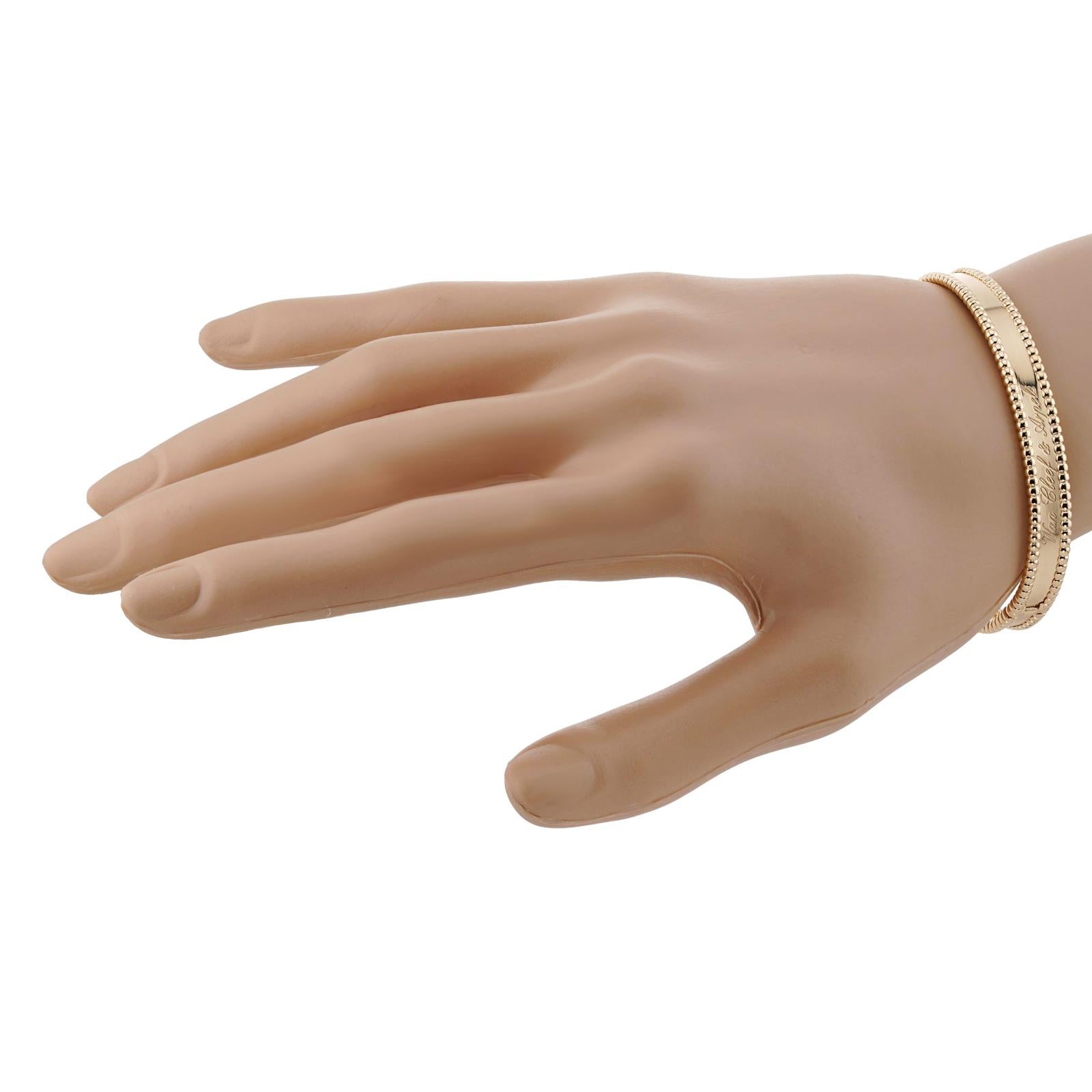 VAN CLEEF & ARPELS Perlee Signature Bracelet de taille moyenne en or jaune 18 carats Pour femmes en vente