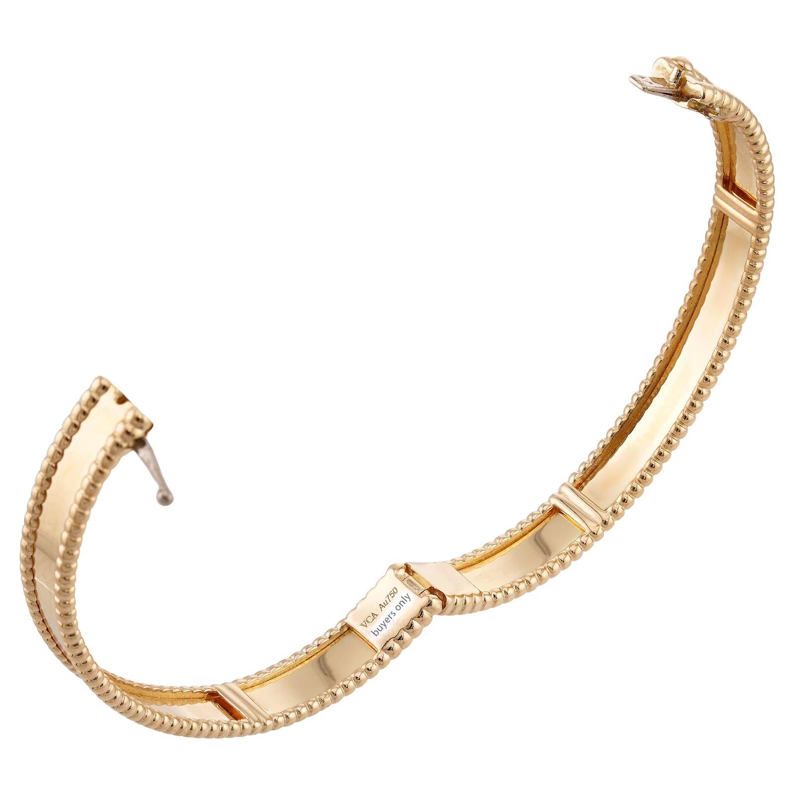 VAN CLEEF & ARPELS Perlee Signature Bracelet de taille moyenne en or jaune 18 carats en vente 1