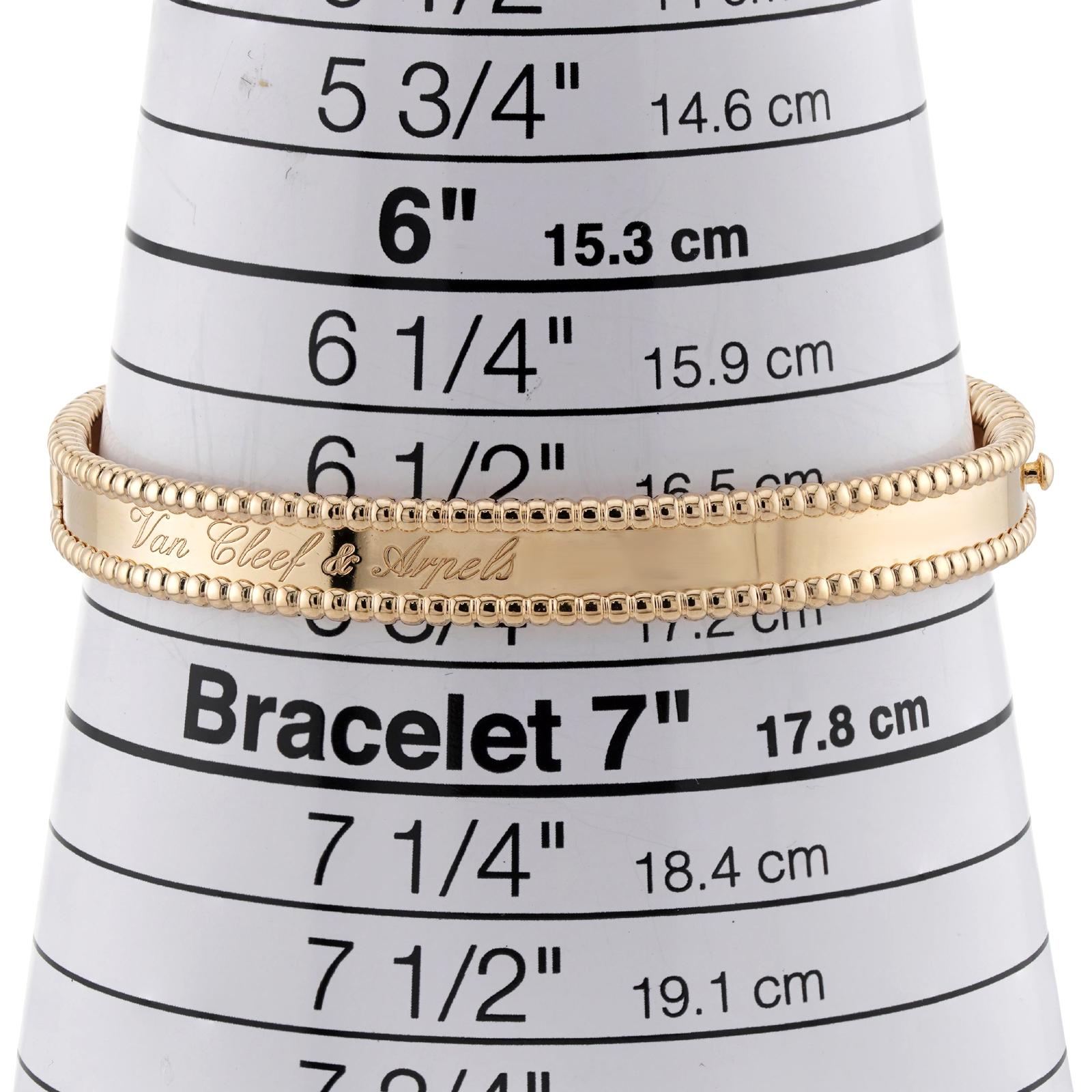 VAN CLEEF & ARPELS Perlee Signature Bracelet de taille moyenne en or jaune 18 carats en vente 2