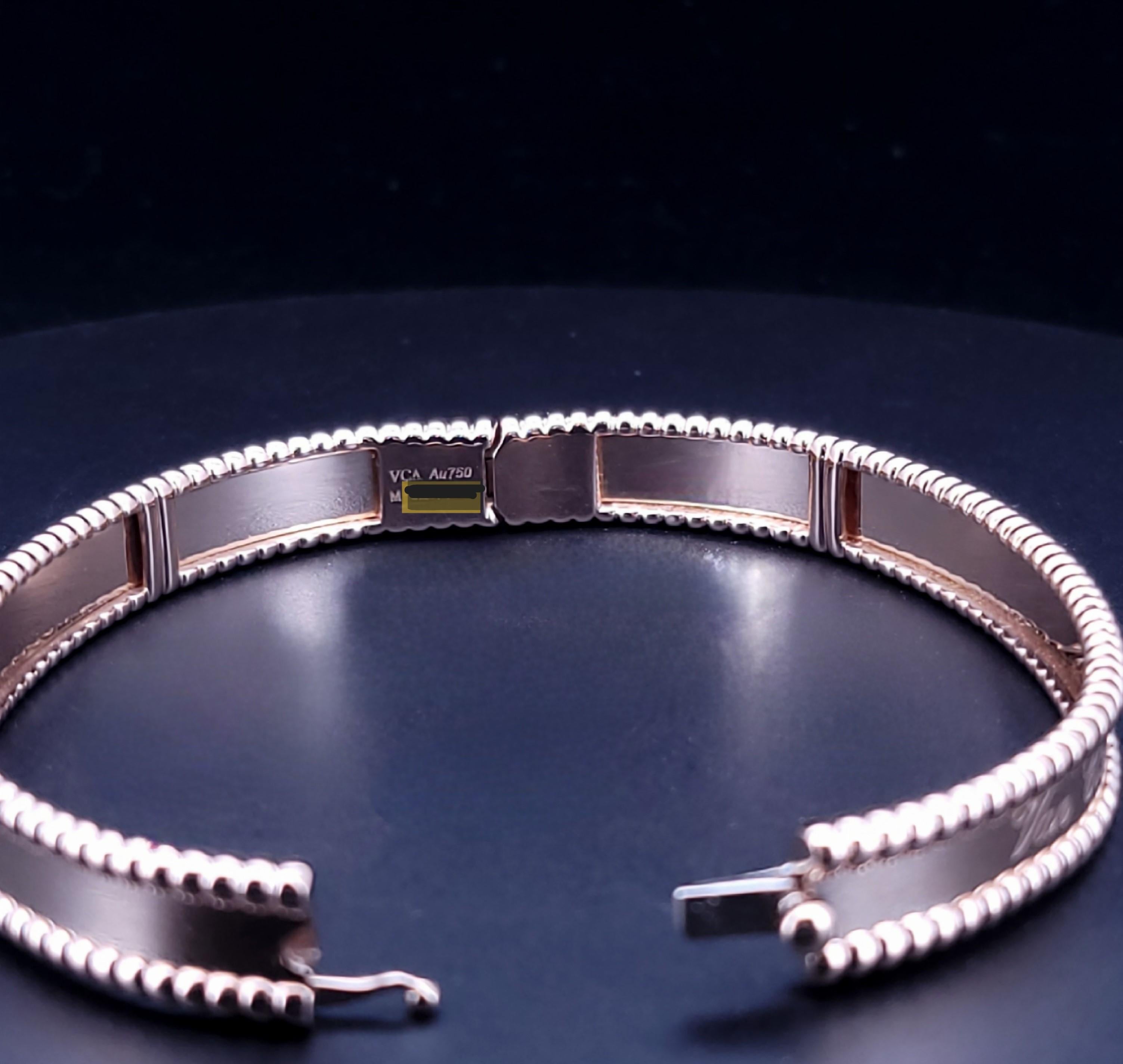 Bracciale firmato Van Cleef & Arpels Perlee  Oro rosa 18K 750  Dimensione media
Materiale Oro rosa 18K 750
Lunghezza bracciale 2,5 pollici 
Dimensione Media
Peso del bracciale 22.8 gm


Condit Nuovo, mai indossato
Viene fornito con la scatola