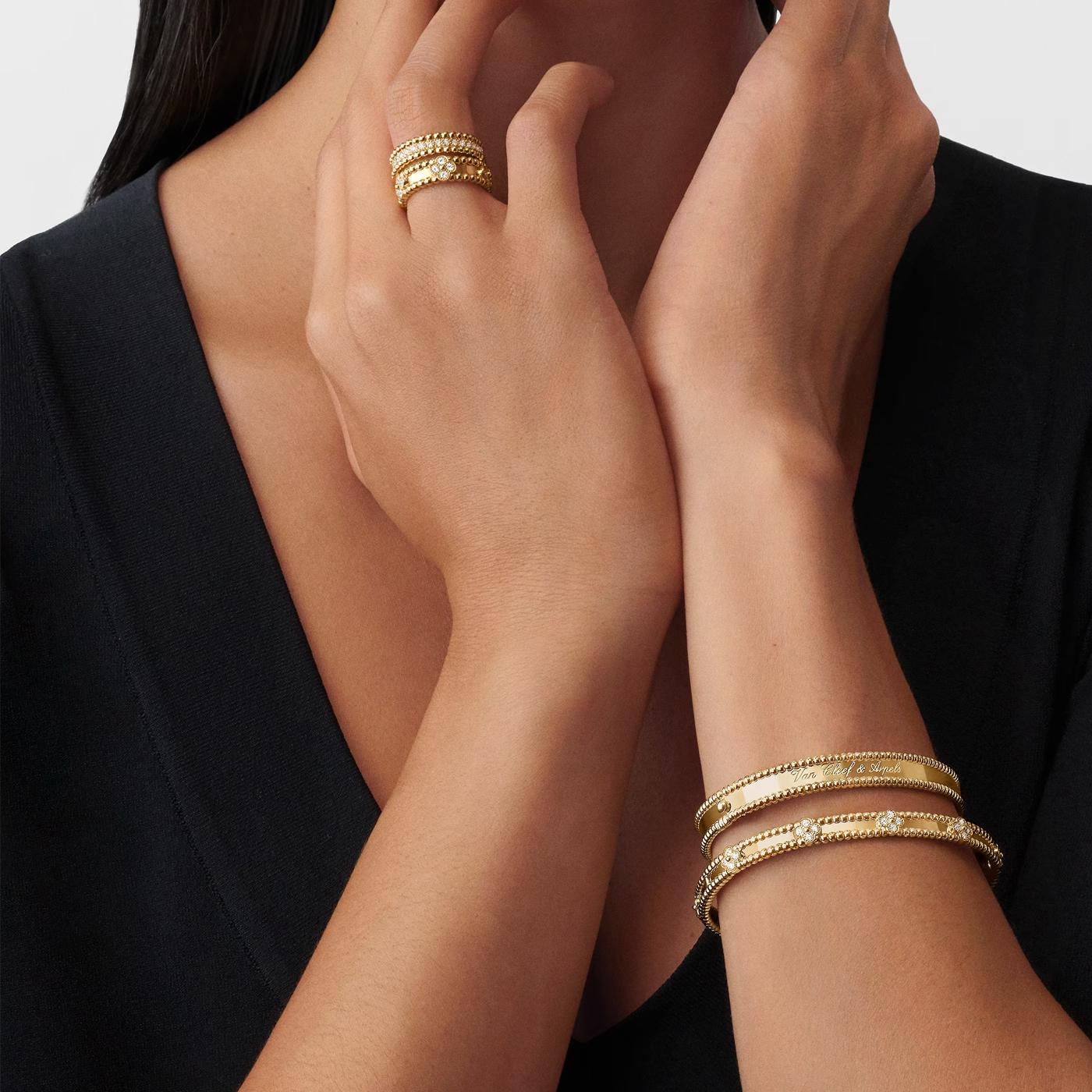 Van Cleef & Arpels Bracelet Perlée Signature Or Jaune 18K Petit Modèle en vente 4