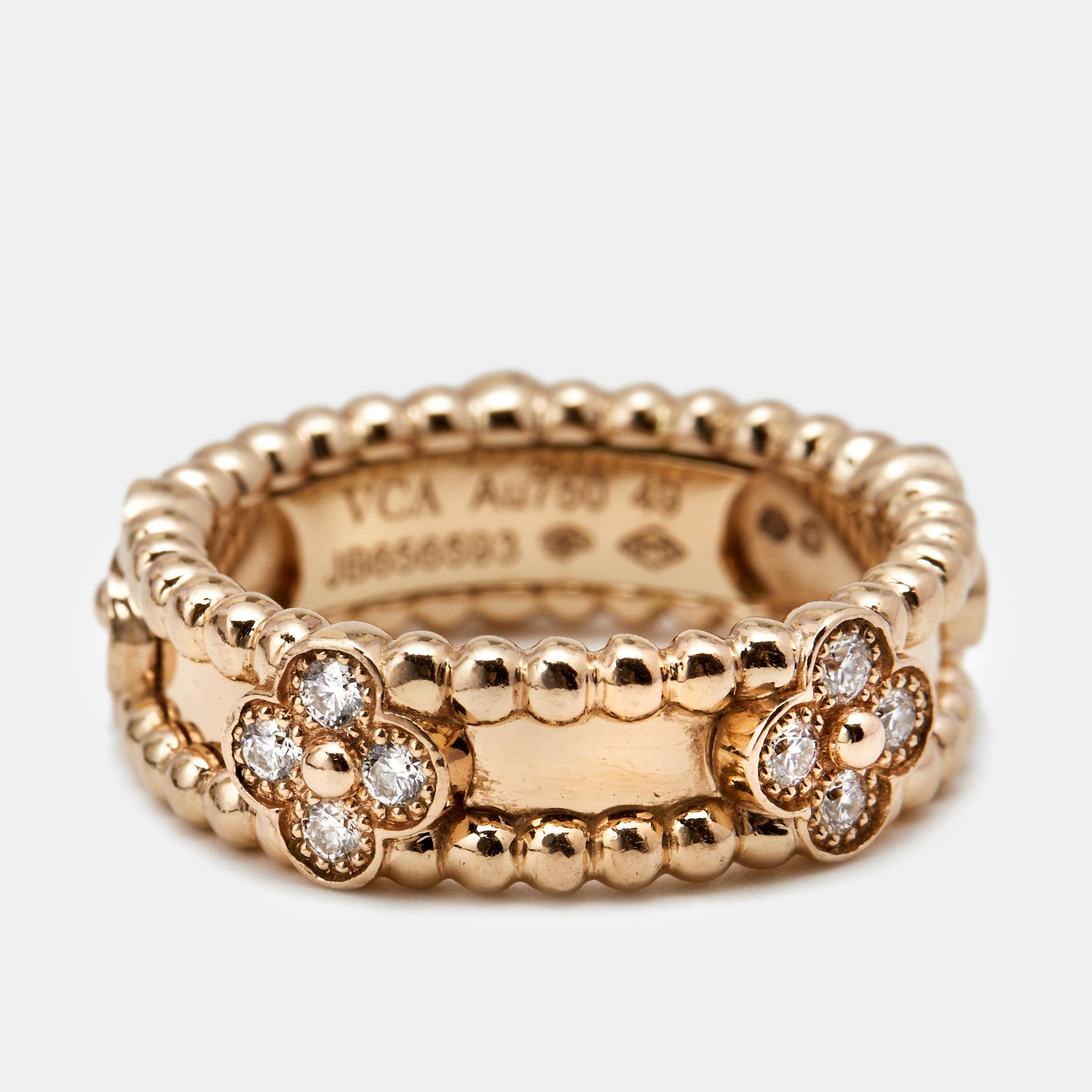 Cette bague Van Cleef & Arpels Perlée Sweet Clovers est un bel exemple des prouesses de VC en matière de joaillerie. Il est sculpté dans de l'or rose 18 carats et orné de rangées de perles Perlées et de motifs de trèfles sertis de diamants. Le bijou