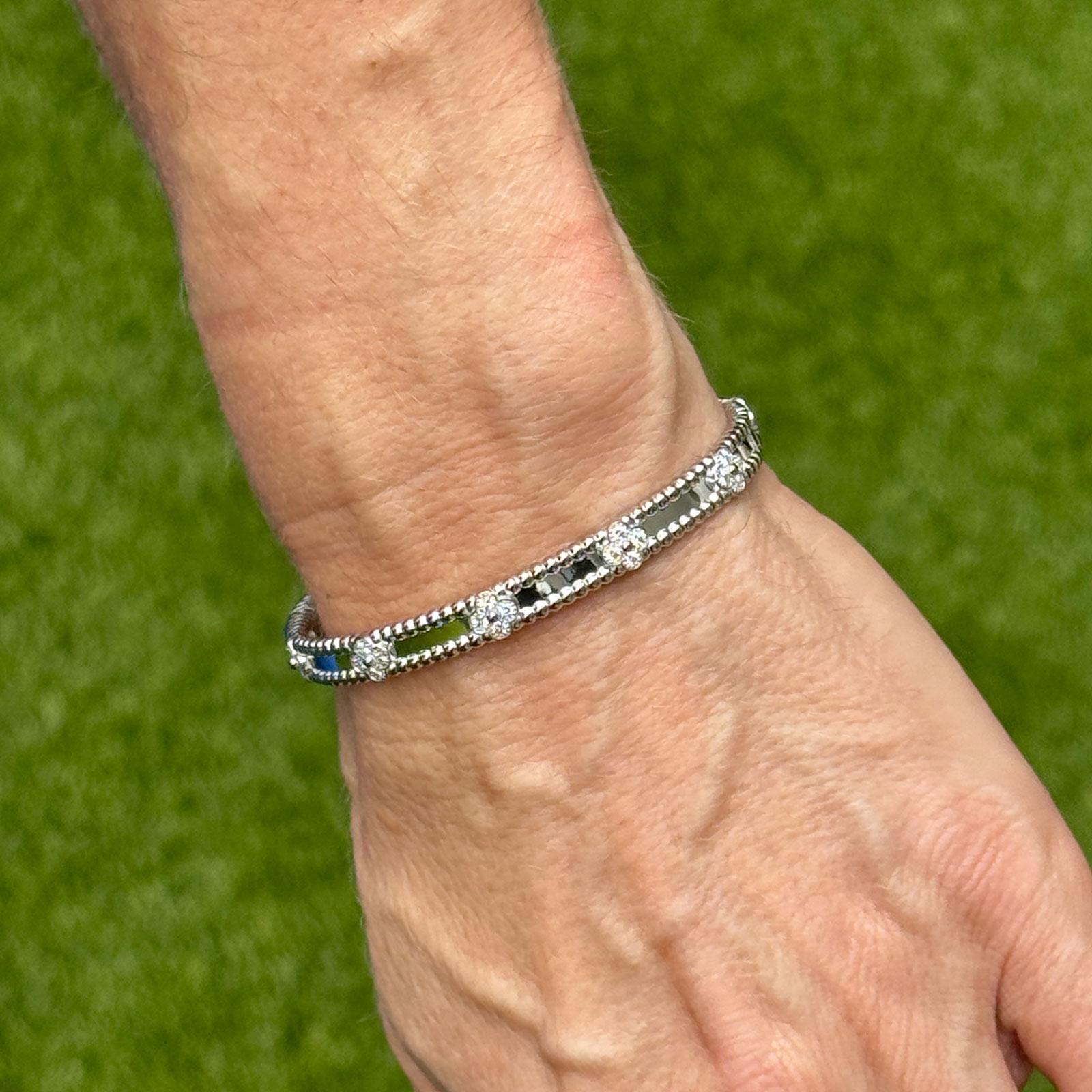 Bracelet Van Cleef & Arpels Perlée Sweet Clovers en or blanc 18k, petit modèle. Cet élégant design comporte 40 diamants ronds de taille brillant totalisant environ 0,68 carats, de couleur E-F et de pureté VVS. Le bracelet présente les bords perlés