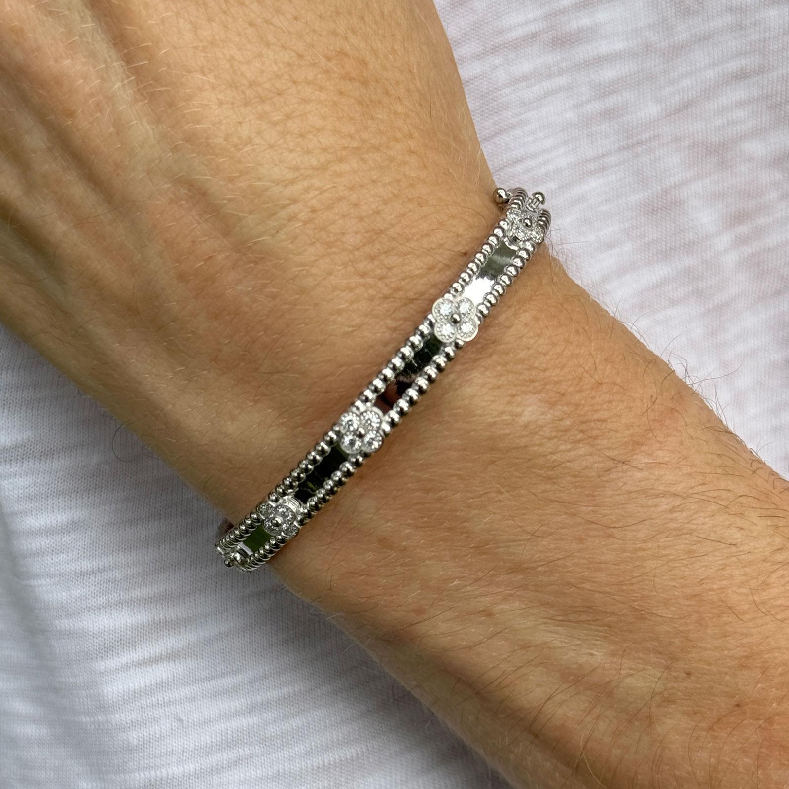 Taille brillant Van Cleef & Arpels Bracelet Perlée Sweet Clovers Diamant or blanc 18K en vente