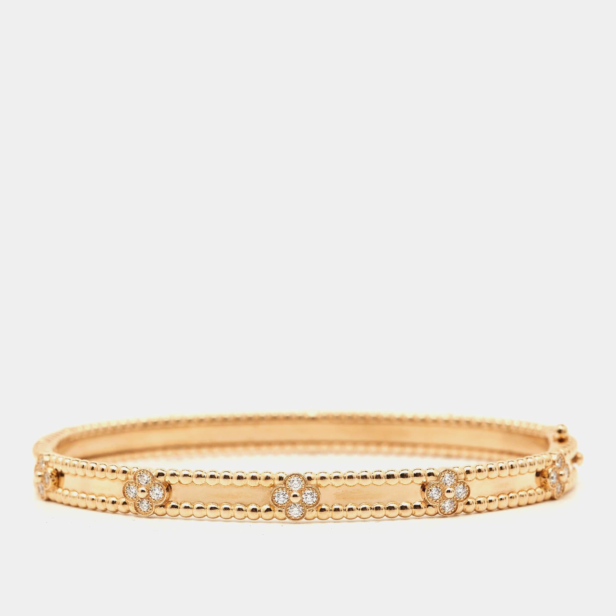 Este auténtico brazalete Van Cleef & Arpels Tréboles de Perlée es un buen ejemplo de la destreza de VC en la fabricación de joyas. Está esculpido en oro rosa de 18 quilates y embellecido con hileras de cuentas Perlée de la firma y motivos de trébol