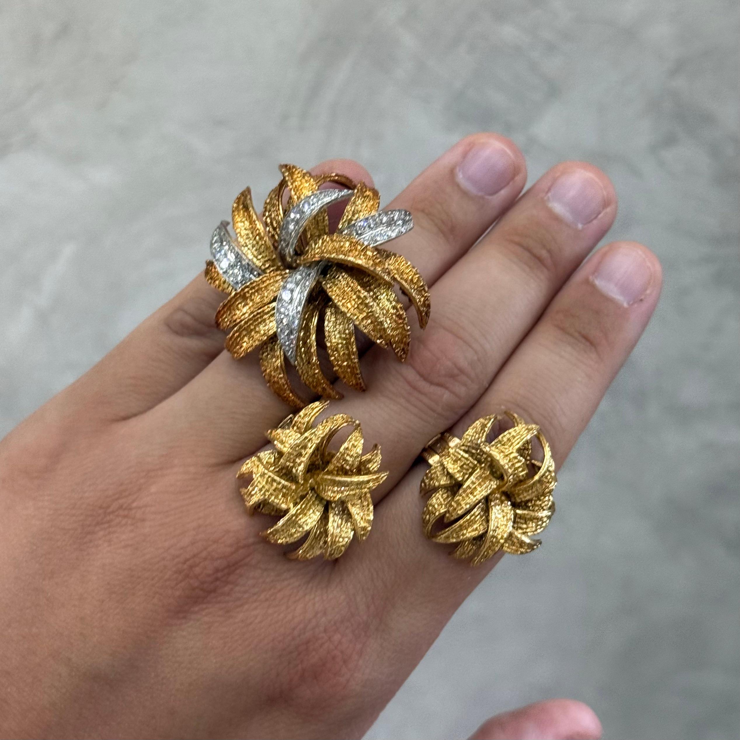 Van Cleef & Arpels (Atelier Pery & Fils) Broche et boucles d'oreilles en diamants Suite florale en or jaune et blanc 18kt, France, c.C. 1960. Une suite sculpturale de Van Cleef & Arpels, typique du milieu du siècle, comprenant une broche en forme de