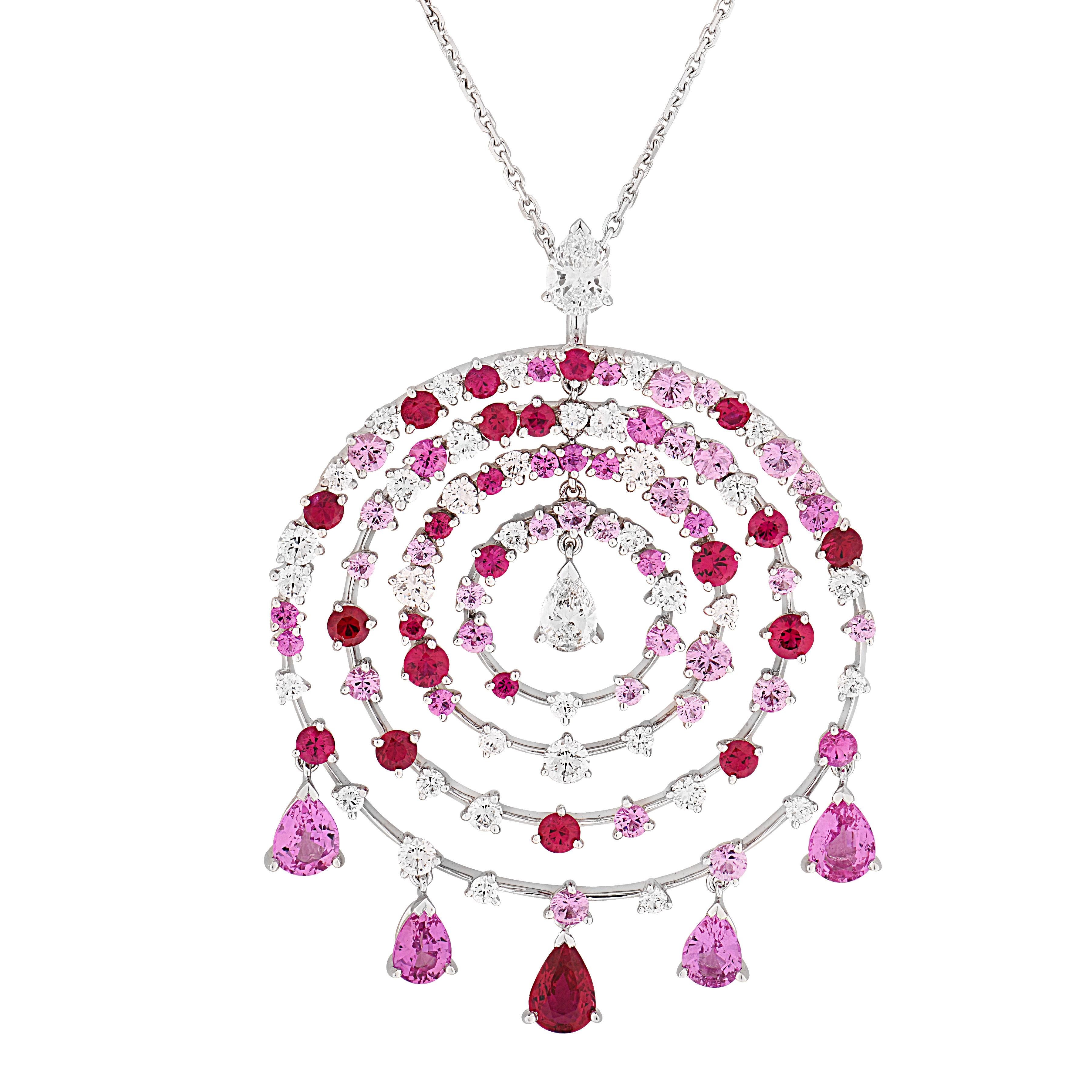 Este exquisito conjunto de joyas, una deslumbrante creación de la apreciada maison francesa Van Cleef & Arpels, pertenece a la Colección Petillante, cuyo nombre deriva de la palabra francesa pétillante, que significa 