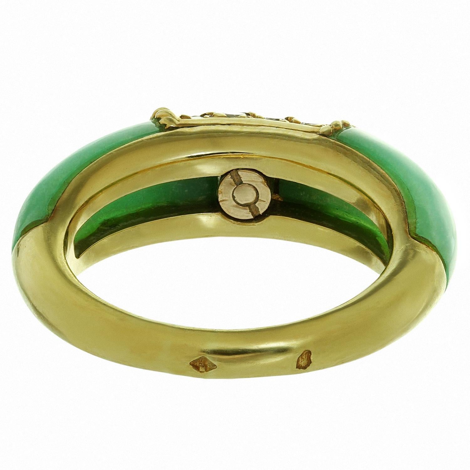 VAN CLEEF & ARPELS Philippines Diamond Green Chalcedony Yellow Gold Ring In Excellent Condition In New York, NY