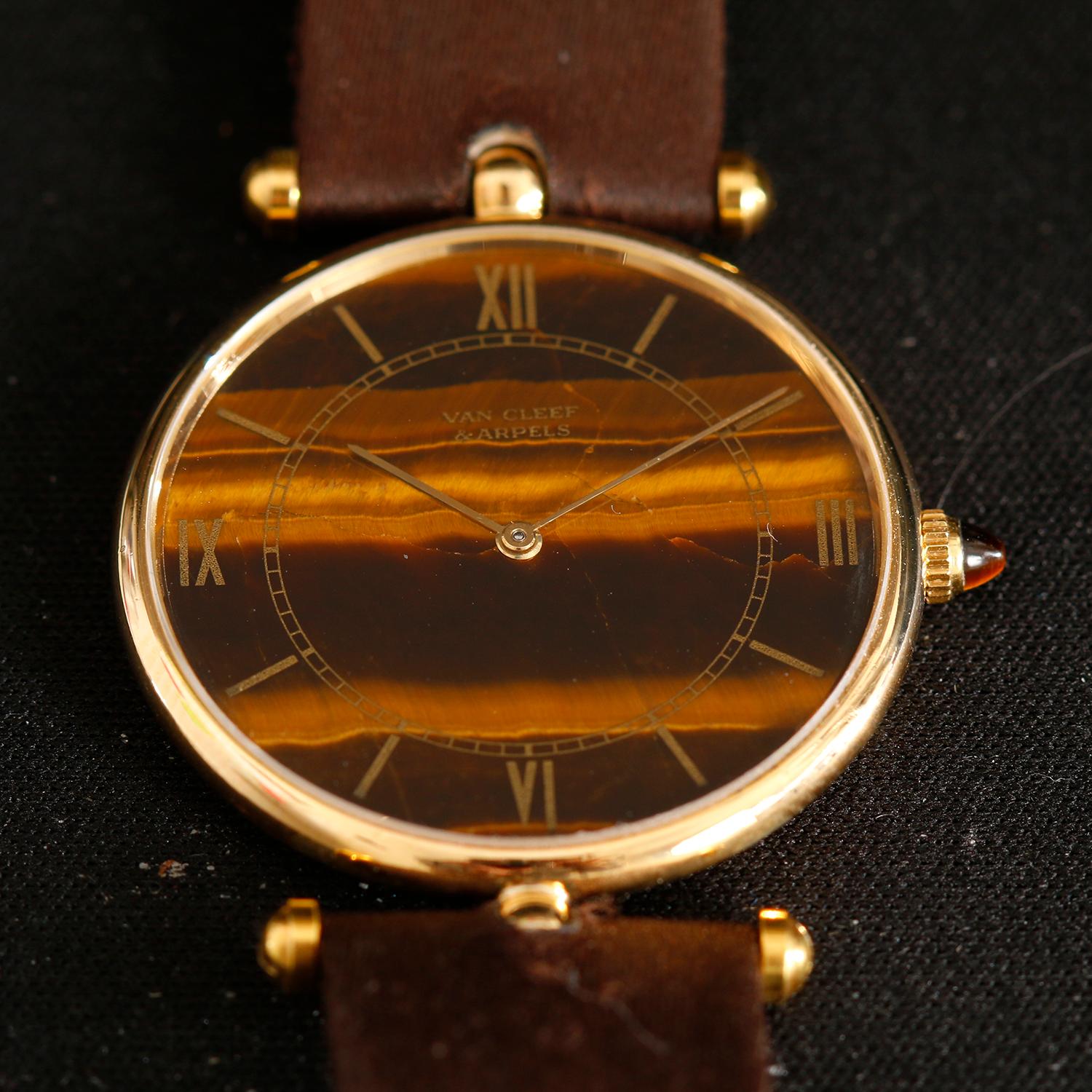 Van Cleef & Arpels Pierre Gelbgold Damenuhr - Quarz. 18K Gelbgold ( 30 mm ). Tigerauge-Zifferblatt mit römischen Ziffern und Strichindizes. Braunes Satinband mit Dornschließe. Pre-owned mit benutzerdefinierten Box.