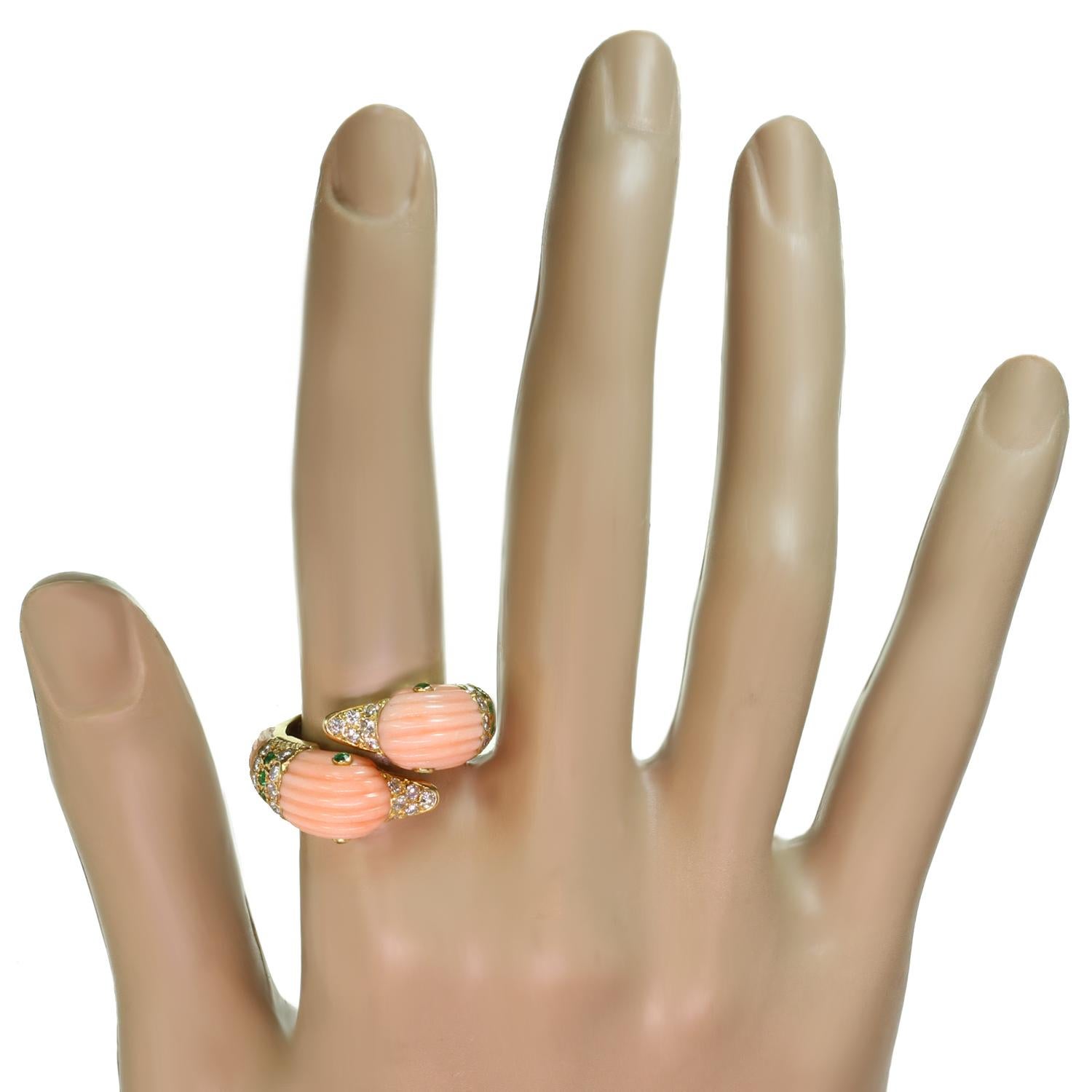 VAN CLEEF & ARPELS Pink Coral Emerald Diamond Bypass Dolphins Ring 54 In Excellent Condition In New York, NY