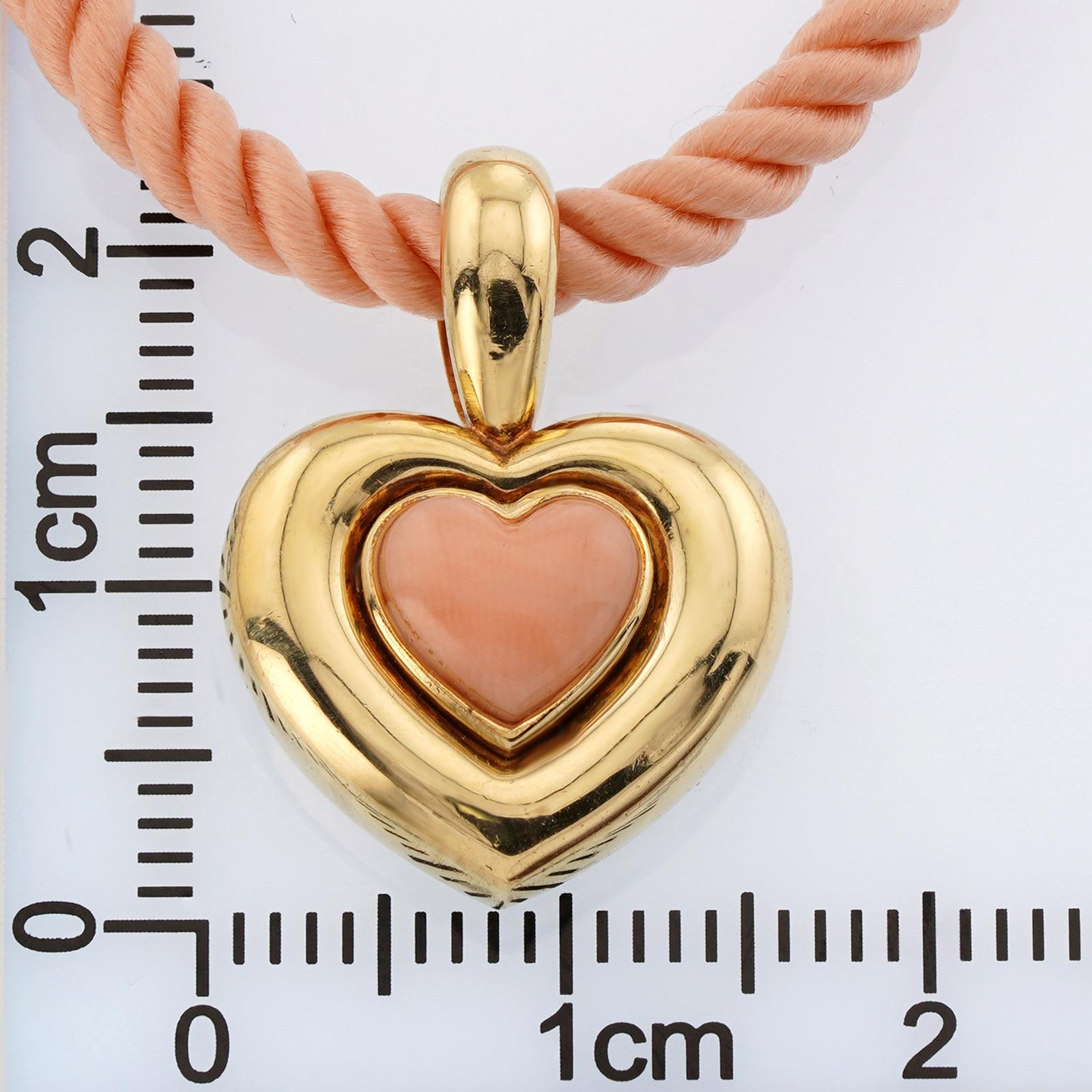 VAN CLEEF & ARPELS Pink Coral Yellow Gold Silk Cord Pendant Necklace For Sale 3