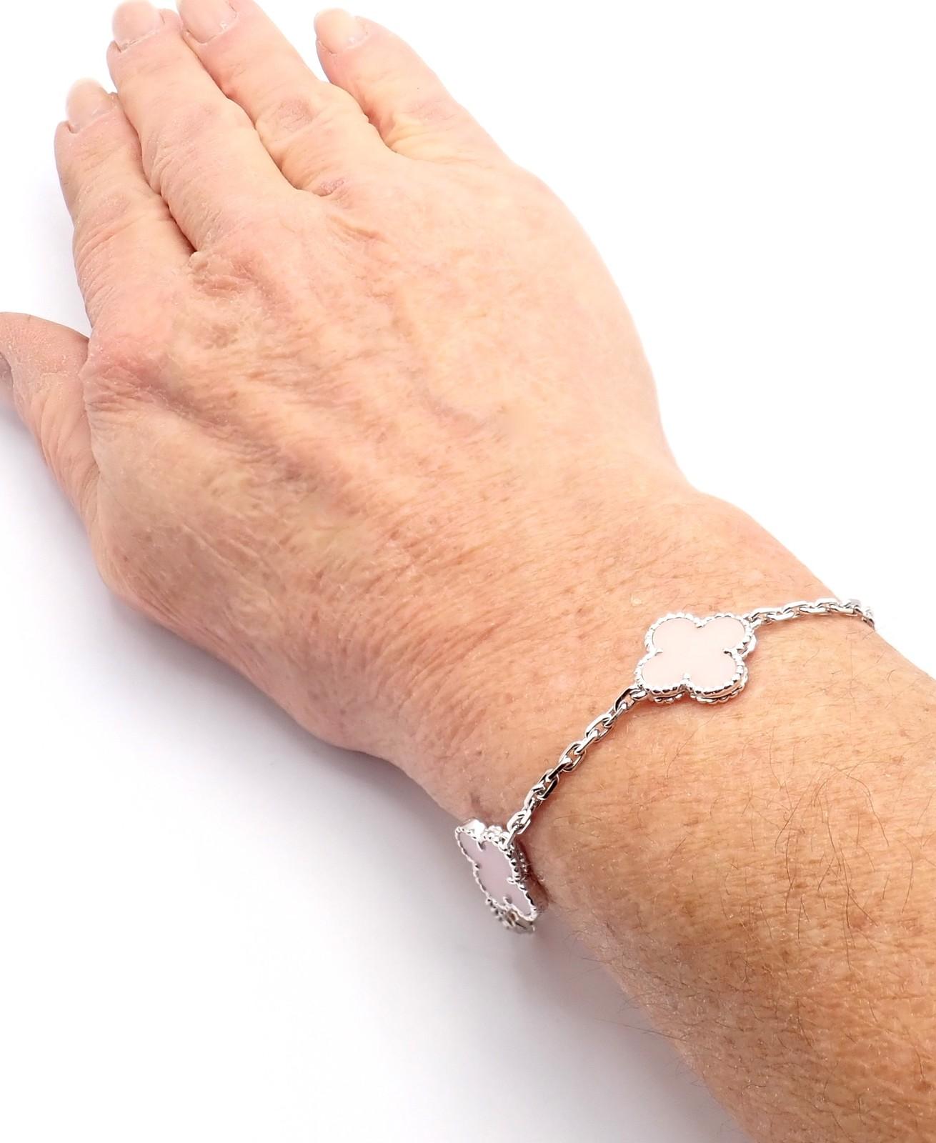 Van Cleef & Arpels Opale rose Vintage Alhambra Five Motif Bracelet en or blanc en vente 6