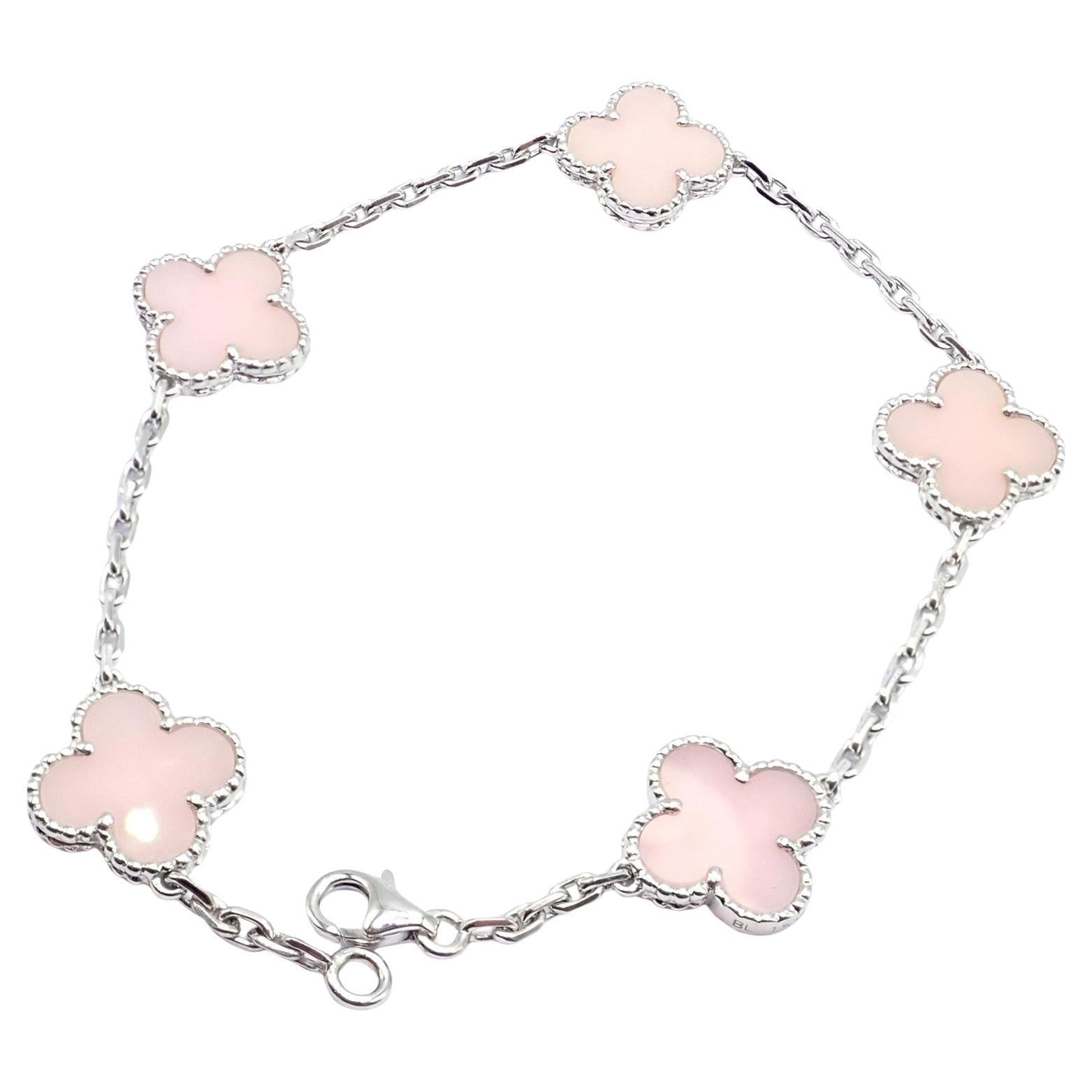 Bracelet Alhambra Vintage en or blanc 18k à 5 motifs en opale rose par Van Cleef & Arples. 
Le bracelet Alhambra en or blanc 18k et opale rose de Van Cleef & Arpels est un chef-d'œuvre d'élégance raffinée. 
Réalisé en or blanc 18 carats, il arbore