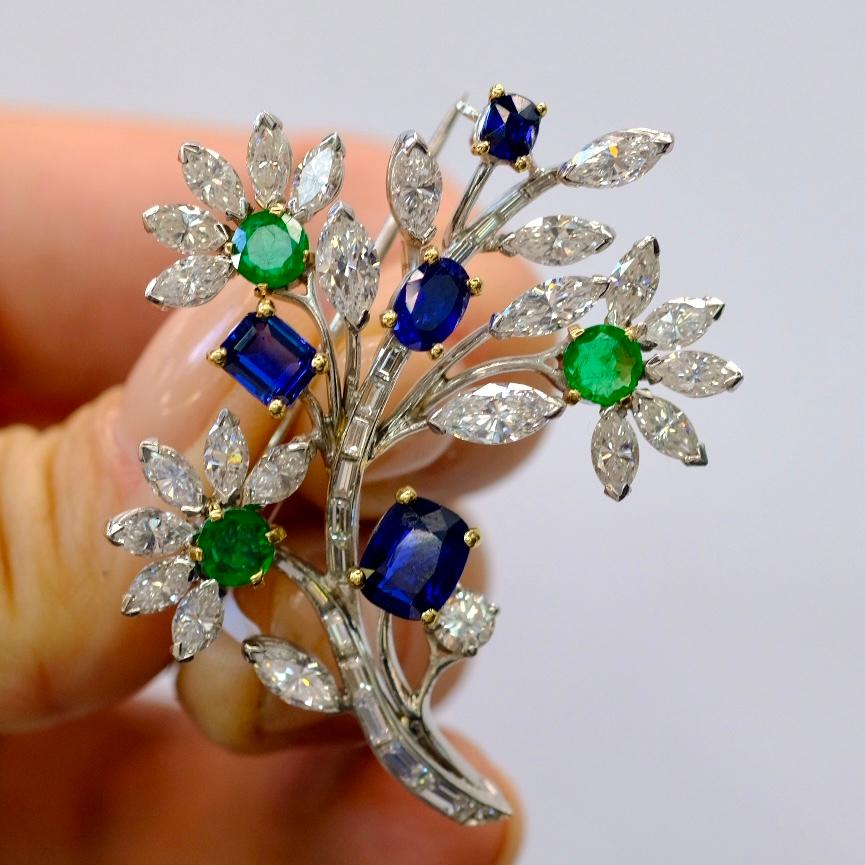 Van Cleef & Arpels Platinum Bouquet Diamond, Sapphire and Emerald Brooch In Excellent Condition In New York, NY