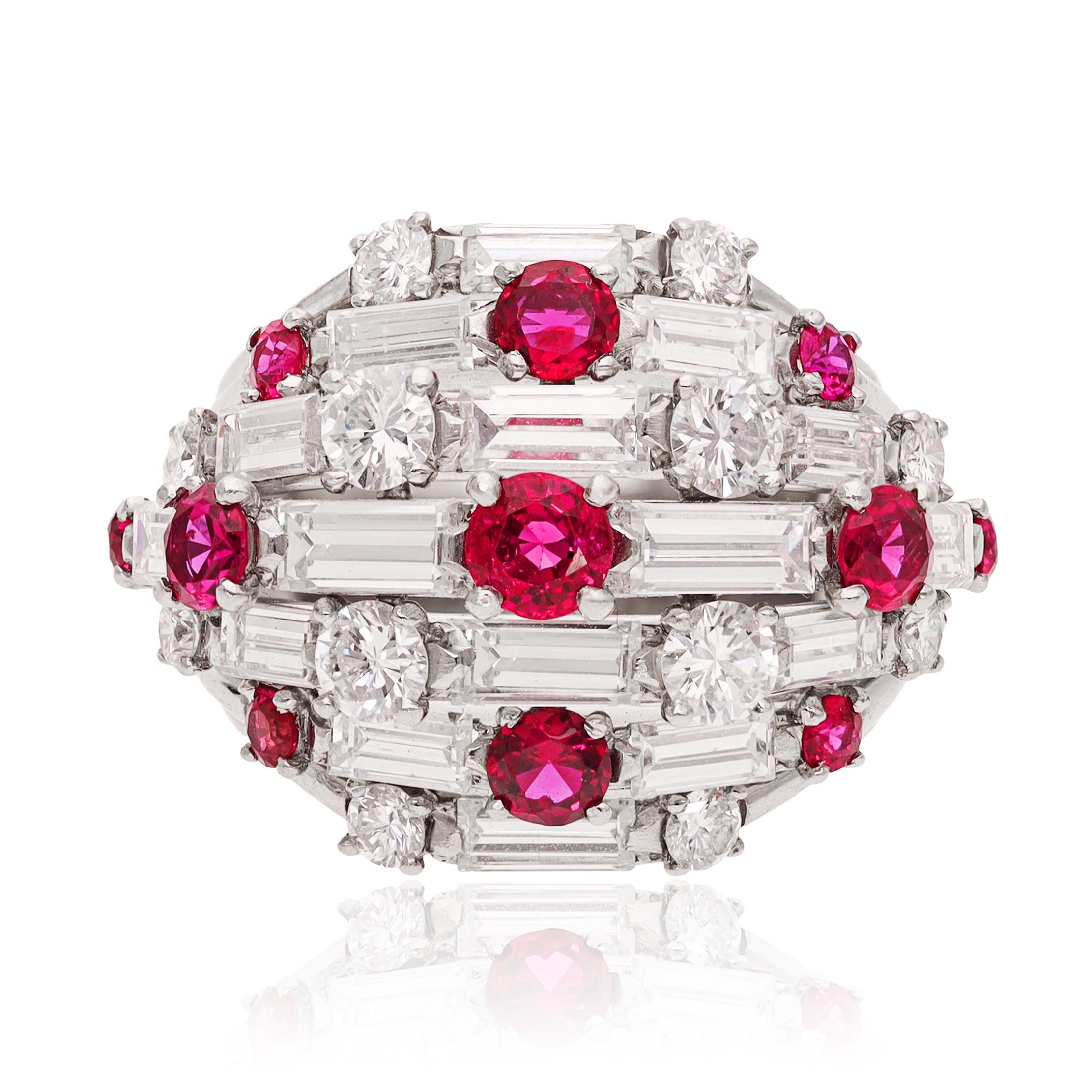Van Cleef & Arpels – Kuppelring aus Platin mit Diamanten und Rubinen im Angebot