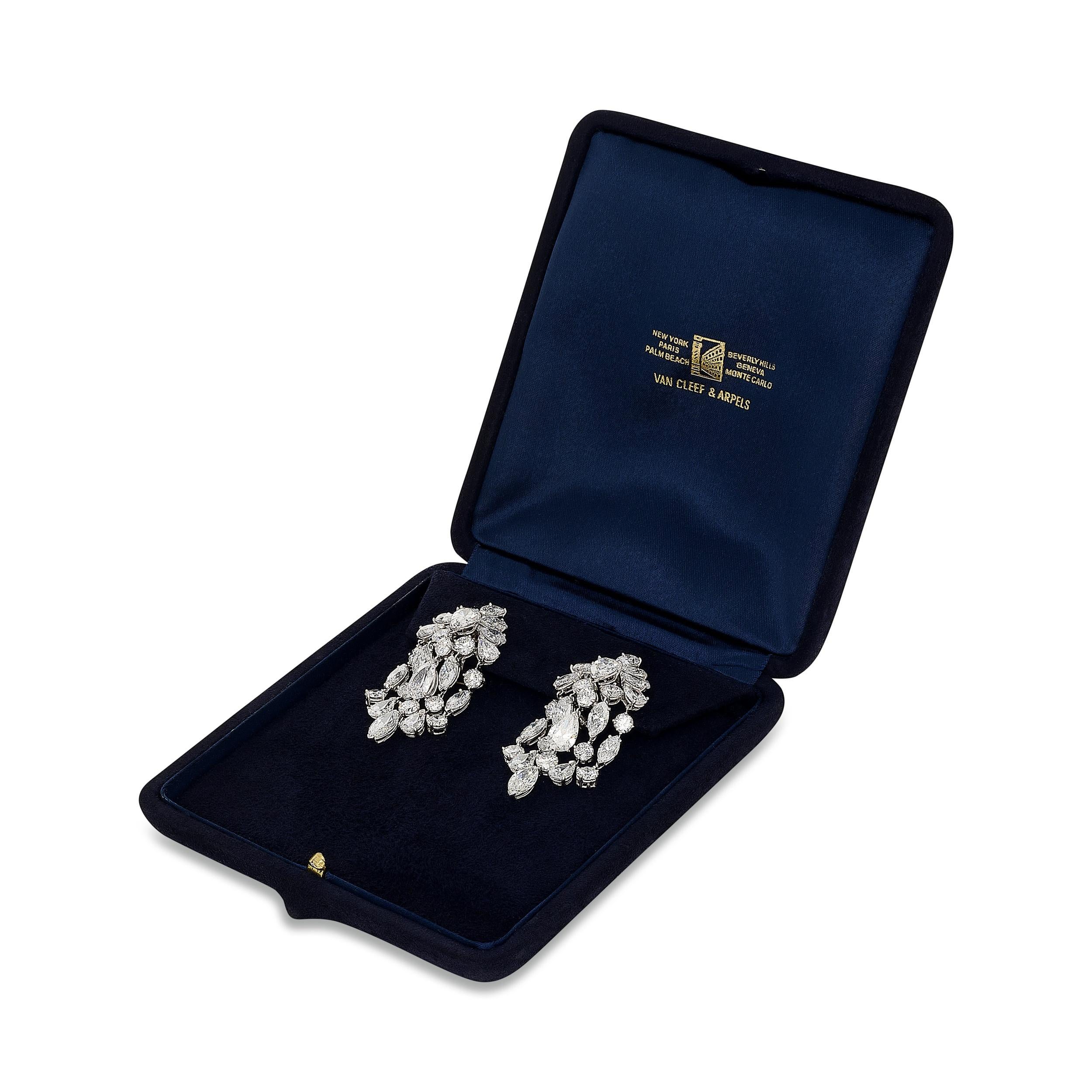 Diese opulenten Van Cleef & Arpels (VCA) Kronleuchter-Ohrringe zeichnen sich durch eine atemberaubende Kaskade von birnenförmigen, marquisen und runden Brillanten aus, die einen schillernden und voluminösen Effekt erzeugen.

Mit 52 gemischt