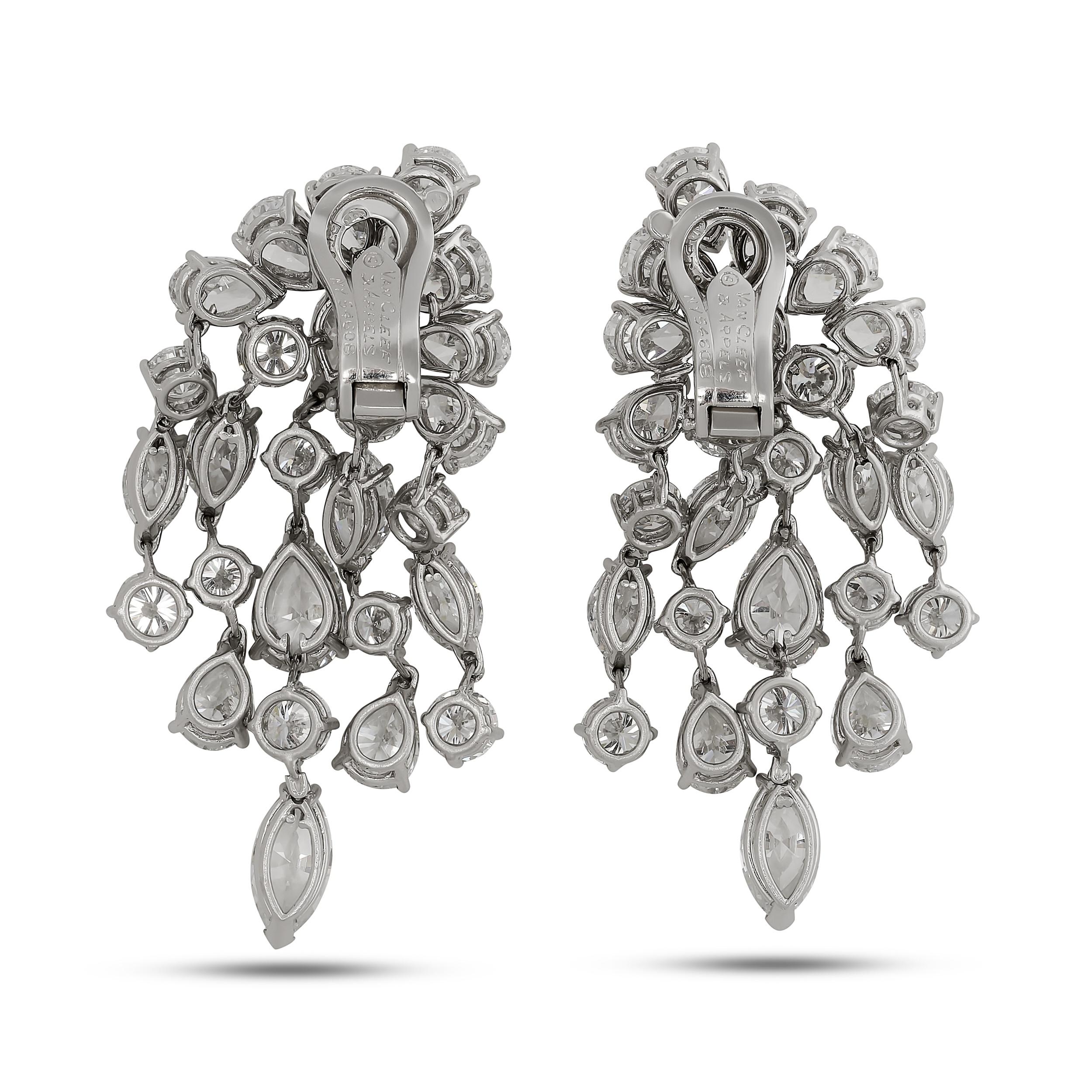 Van Cleef & Arpels Platin Diamant Cluster Chandaliere Ohrringe (Gemischter Schliff) im Angebot