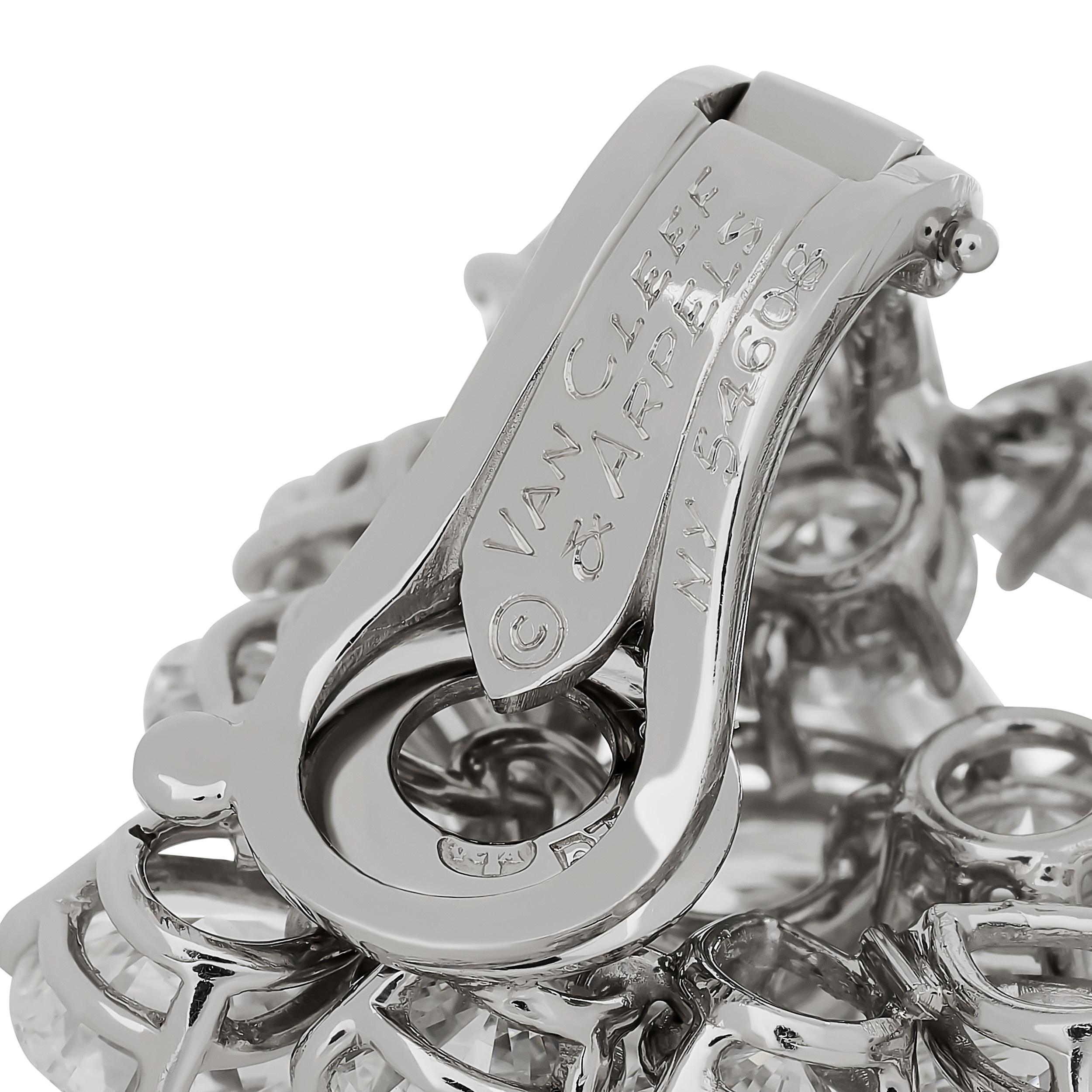 Van Cleef & Arpels Platin Diamant Cluster Chandaliere Ohrringe im Zustand „Hervorragend“ im Angebot in Philadelphia, PA