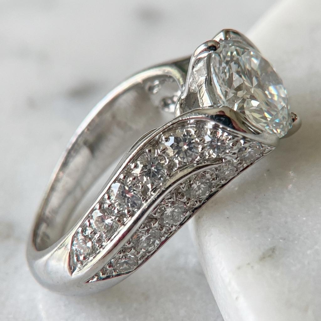 Anillo de compromiso de diamantes en platino Van Cleef & Arpels Corte redondo en venta