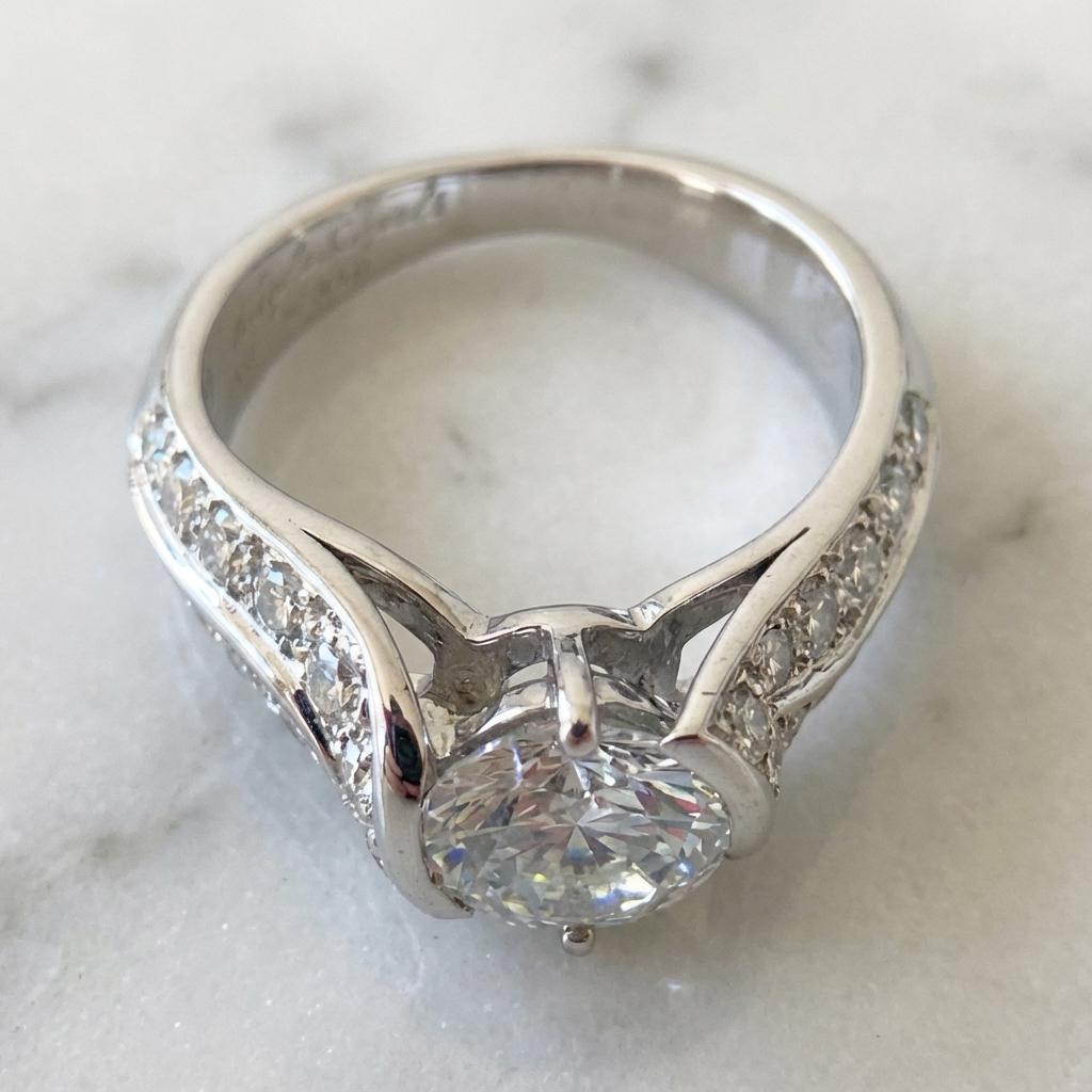 Anillo de compromiso de diamantes en platino Van Cleef & Arpels en Excelente estado para la venta en Chicago, IL