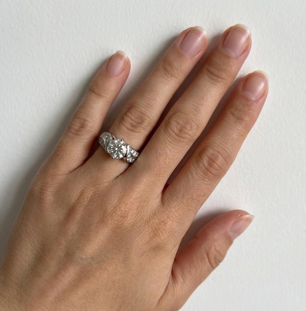 Femenino o masculino Anillo de compromiso de diamantes en platino Van Cleef & Arpels en venta