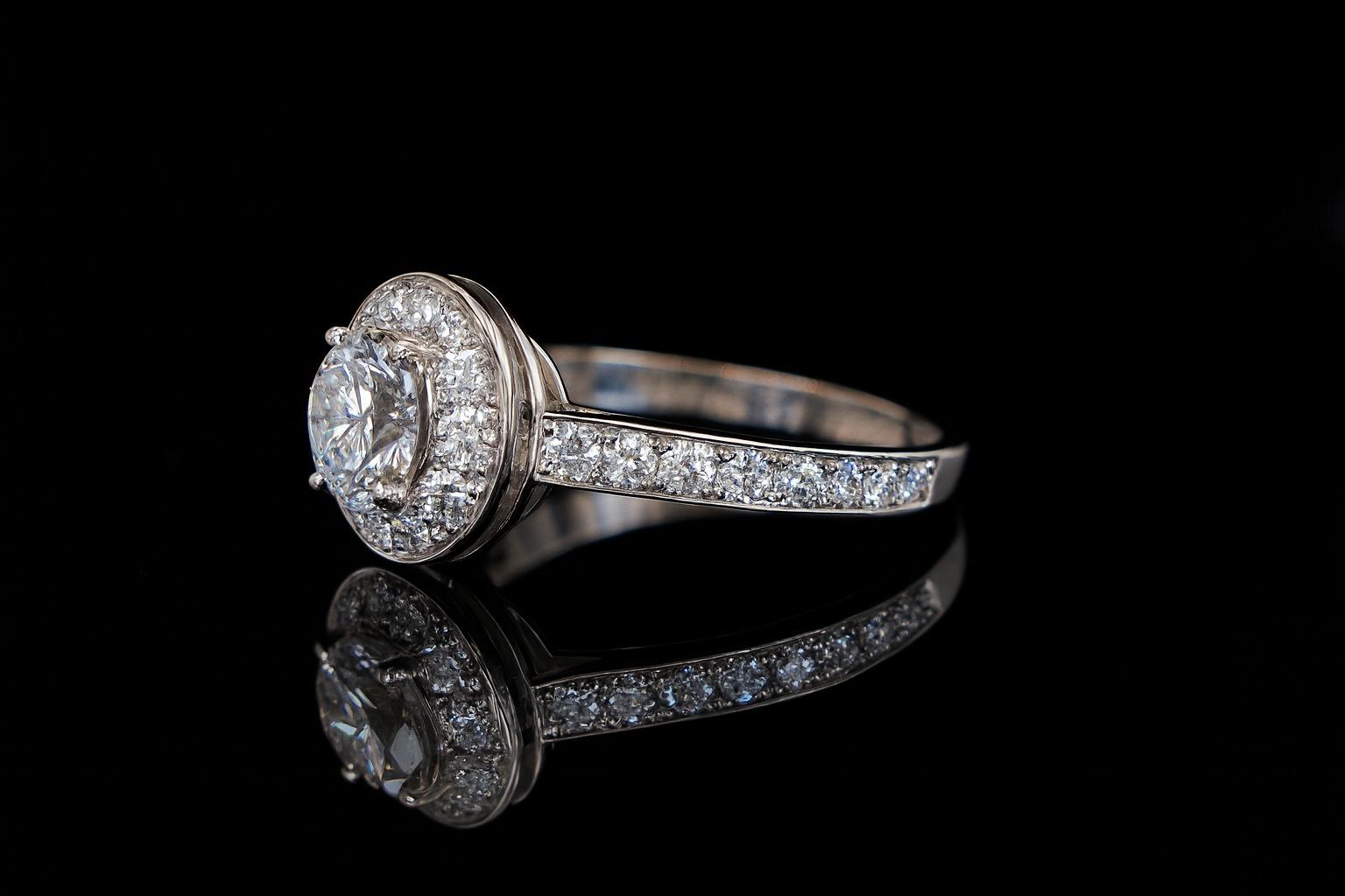 Taille ronde Van Cleef & Arpels Bague de fiançailles en platine et diamant Icone en vente