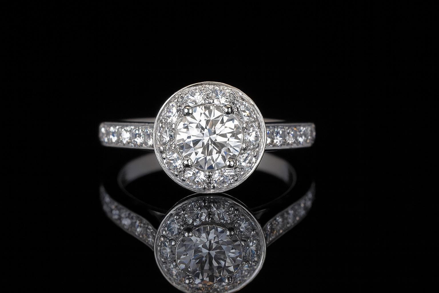 Van Cleef & Arpels Bague de fiançailles en platine et diamant Icone Excellent état - En vente à Chicago, IL