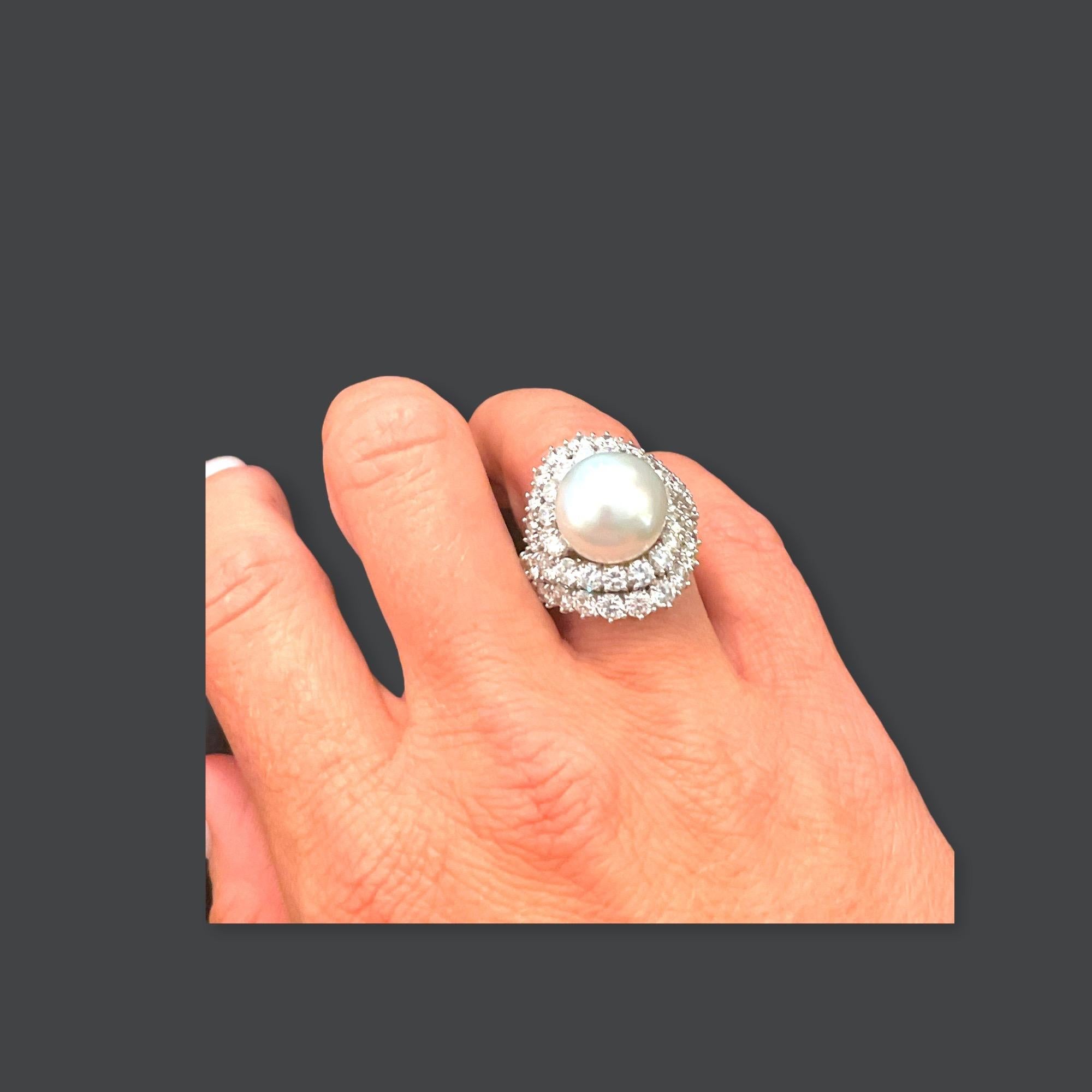 Van Cleef & Arpels Platinum Diamond Pearl Ring In Excellent Condition In Saint Louis, MO