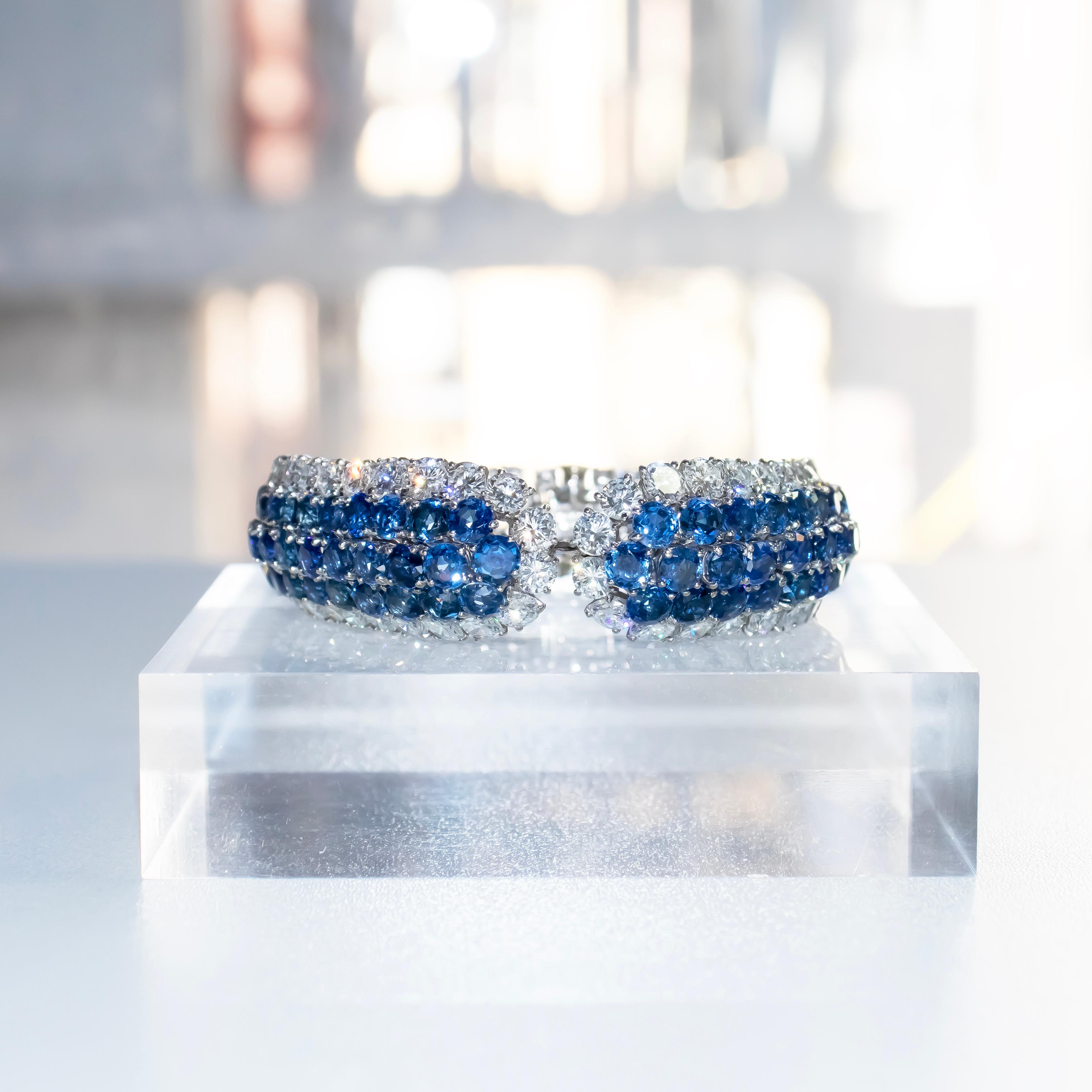 Ce bracelet exquis, fabriqué à la main par Van Cleef & Arpels, est une œuvre d'art magistrale. Avec un assortiment éblouissant de 132 saphirs bleus de tailles différentes (allant de 3,5 mm à 5,0 mm chacun) et 92 diamants ronds de taille brillant,