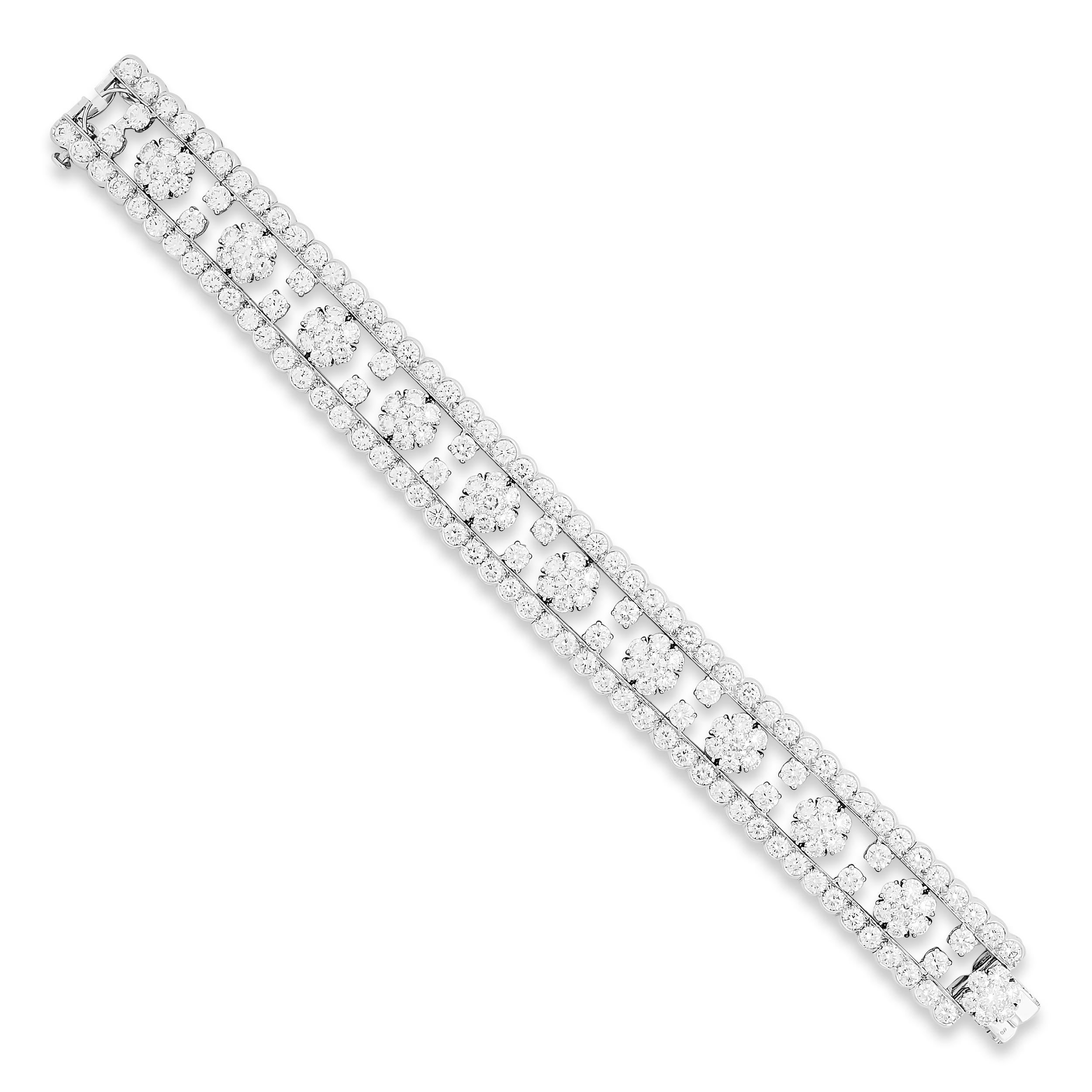 Questo squisito bracciale in platino Van Cleef & Arpels presenta un delicato design a tre file, con due file esterne di diamanti taglio brillante incastonati che incorniciano una fila interna ornata da incantevoli motivi a fiocco di neve, ciascuno