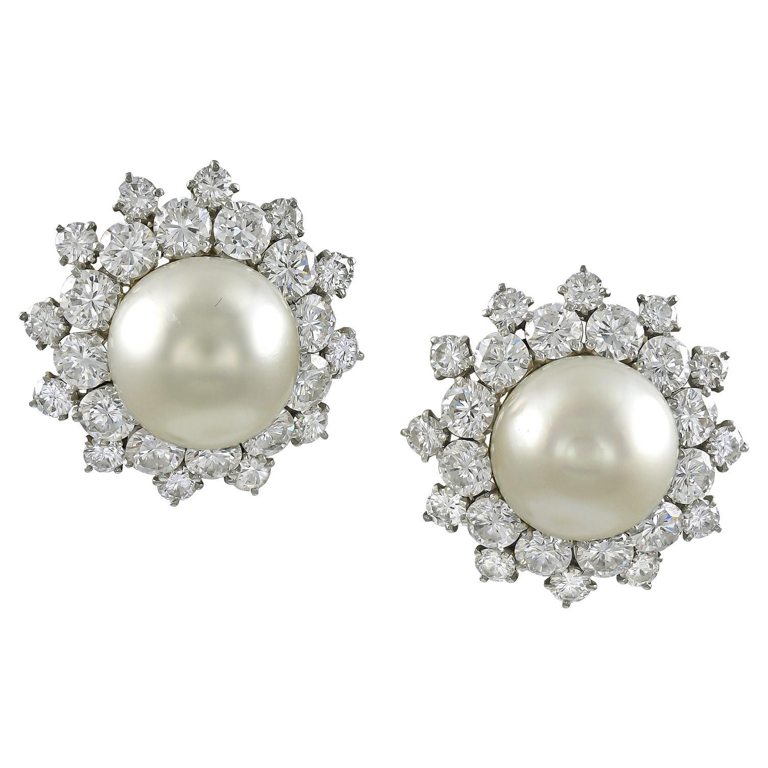 Van Cleef & Arpels Vintage Platinum Pearl Diamond Ear Clips, circa 1980 en vente