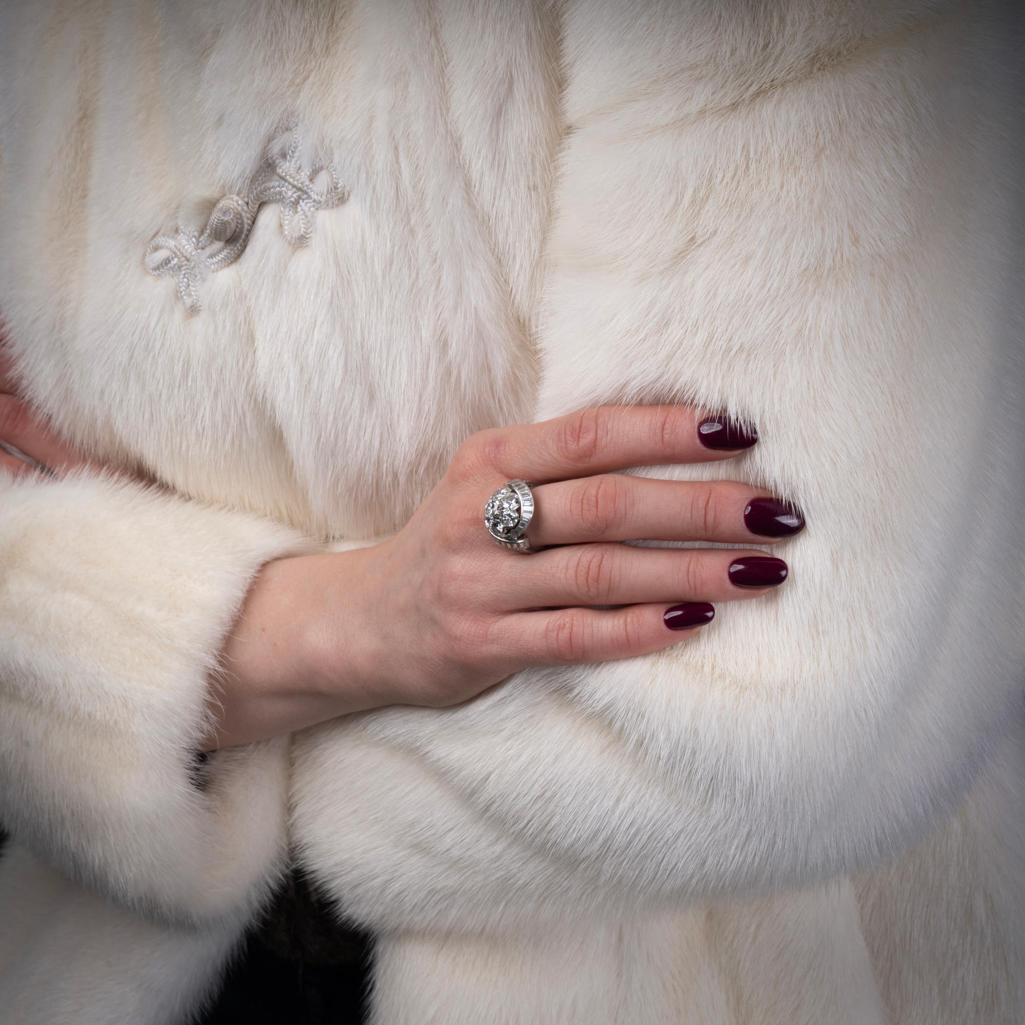 Anello vintage Van Cleef & Arpels in platino con 4,2 carati di diamanti.

Questo anello in platino, realizzato da Van Cleef & Arpels negli anni '50, presenta un motivo floreale con diamanti tondi taglio brillante e taglio baguette. Il marchio Van