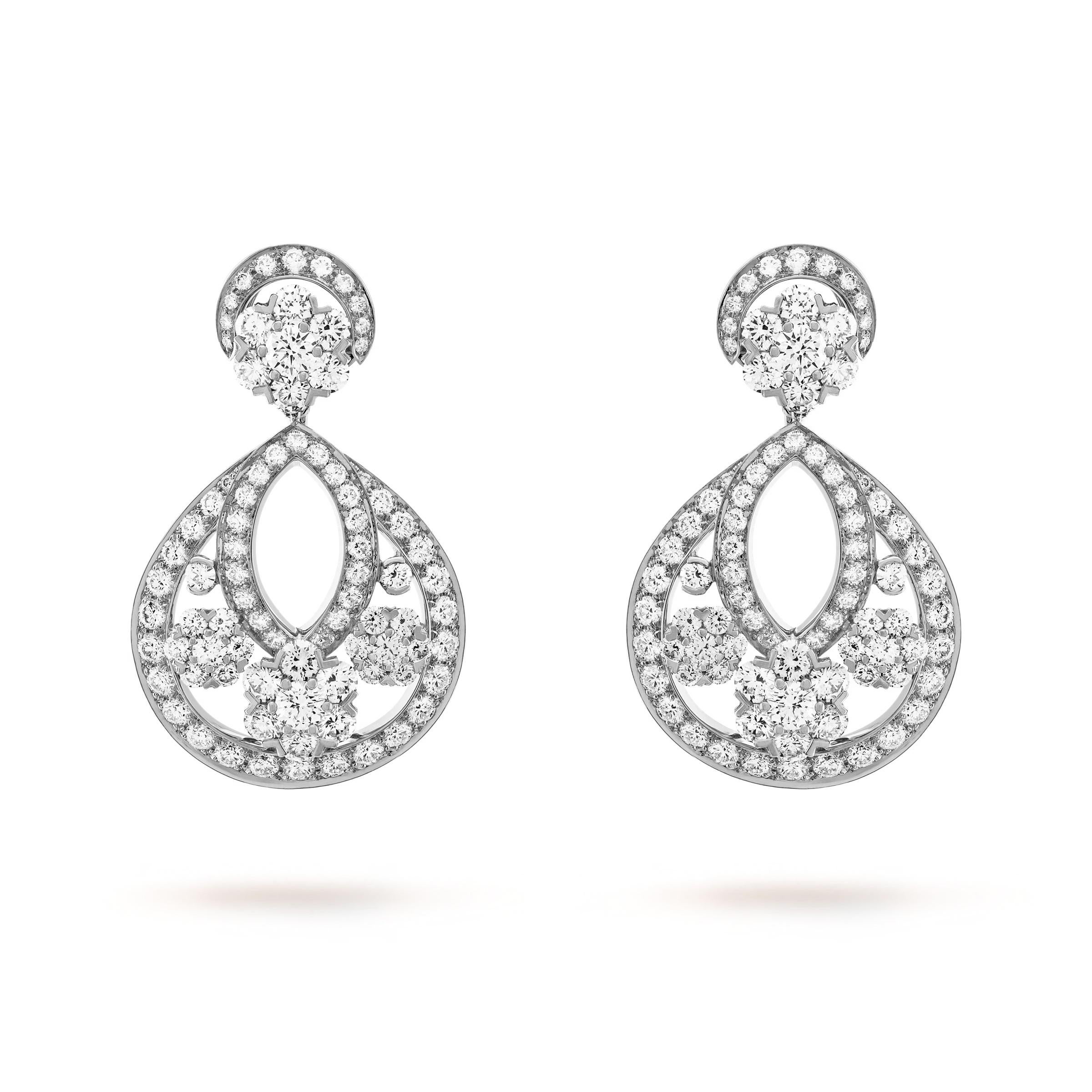 Esempio mozzafiato dell'iconica maestria di Van Cleef & Arpels, questi orecchini a fiocco di diamanti sono realizzati in platino (PT950) e incastonati con 170 diamanti rotondi taglio brillante per un totale di circa 6,70 carati. I diamanti sono di