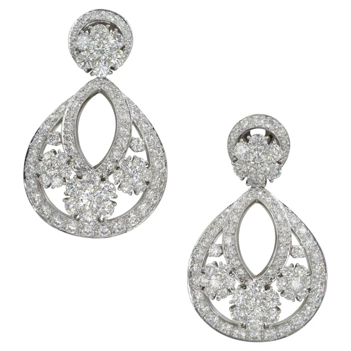 Moderno Van Cleef & Arpels Orecchini in platino con fiocco di neve e diamanti Modello Piccolo in vendita