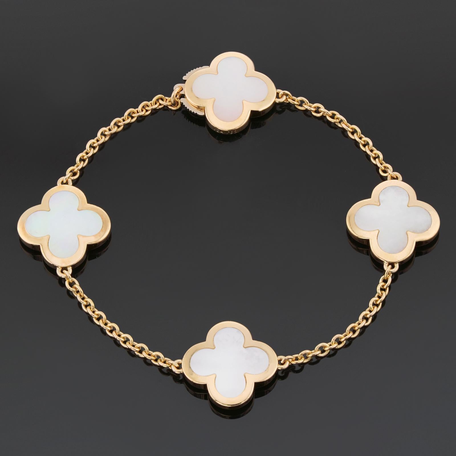 Ce fabuleux bracelet Van Cleef & Arpels de la collection Pure Alhambra est réalisé en or blanc 18 carats et présente 4 motifs de trèfles porte-bonheur magnifiquement incrustés de nacre. Complété par un fermoir invisible. Fabriqué en France dans les