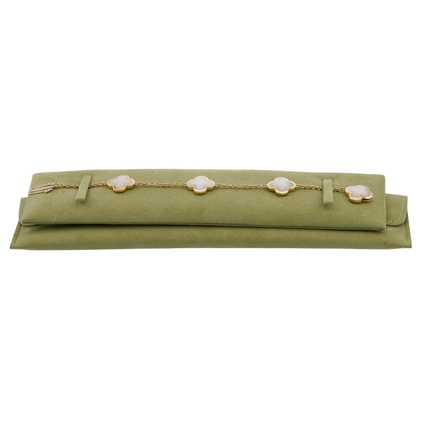VAN CLEEF & ARPELS Bracelet Pure Alhambra à 4 motifs en nacre YG. ACO Excellent état - En vente à New York, NY