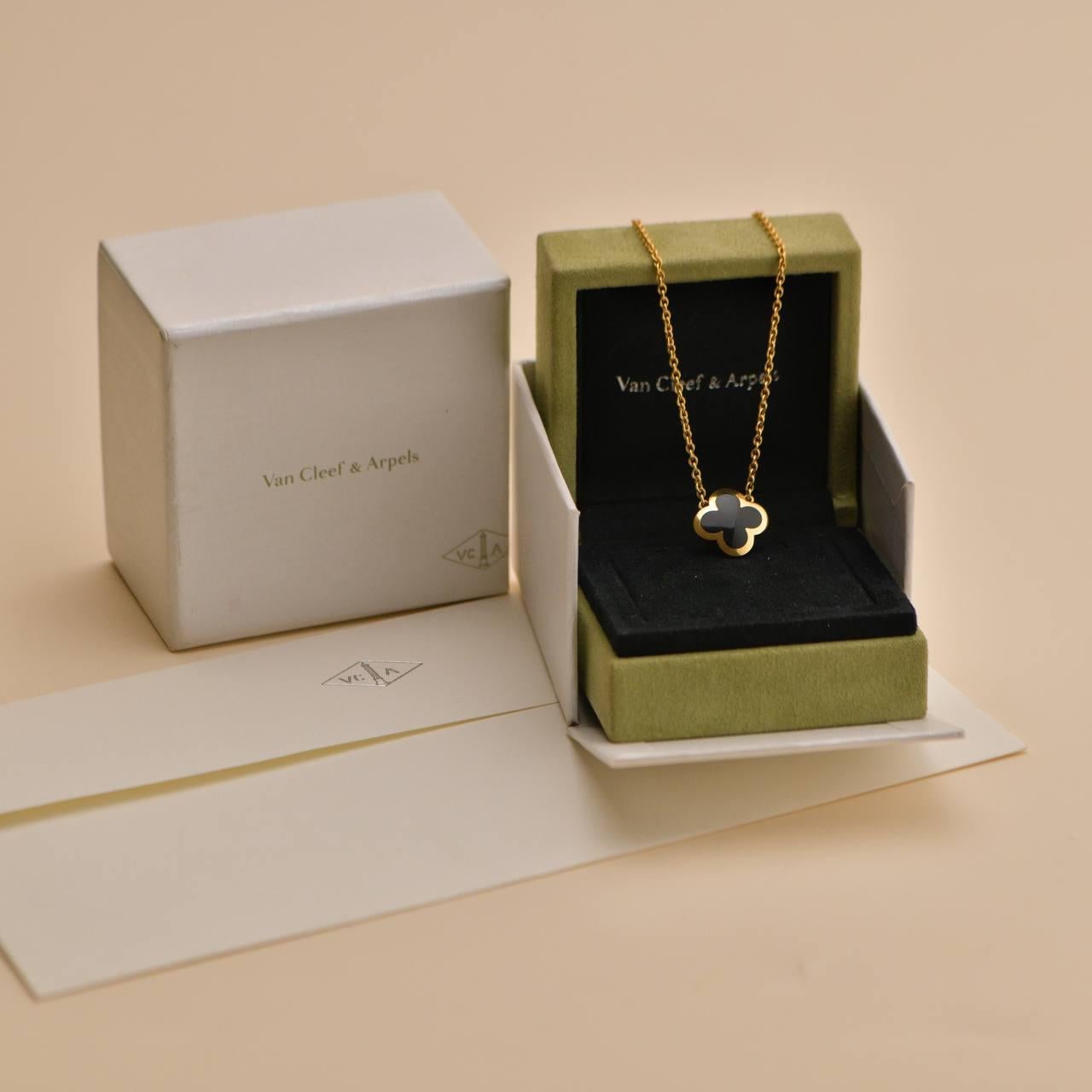 Grezzo Van Cleef & Arpels Collana con ciondolo in oro giallo 18 carati Pure Alhambra Black Onyx in vendita