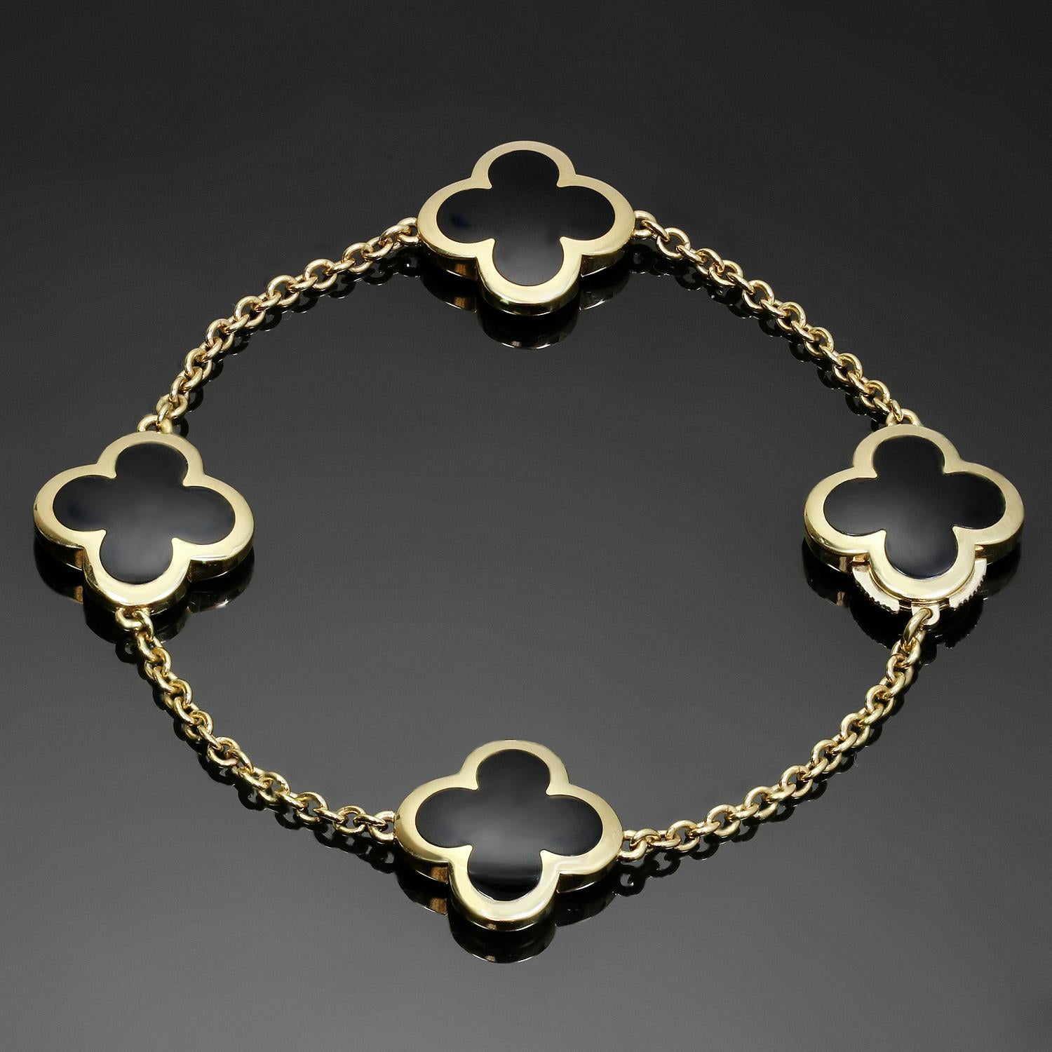 Dieses klassische Armband von Van Cleef & Arpels aus der kultigen Pure Alhambra Collection'S ist aus 18 Karat Gelbgold gefertigt und zeigt 4 Glücksklee-Motive, die mit schwarzem Onyx eingelegt sind. Abgeschlossen mit einem unsichtbaren Verschluss.