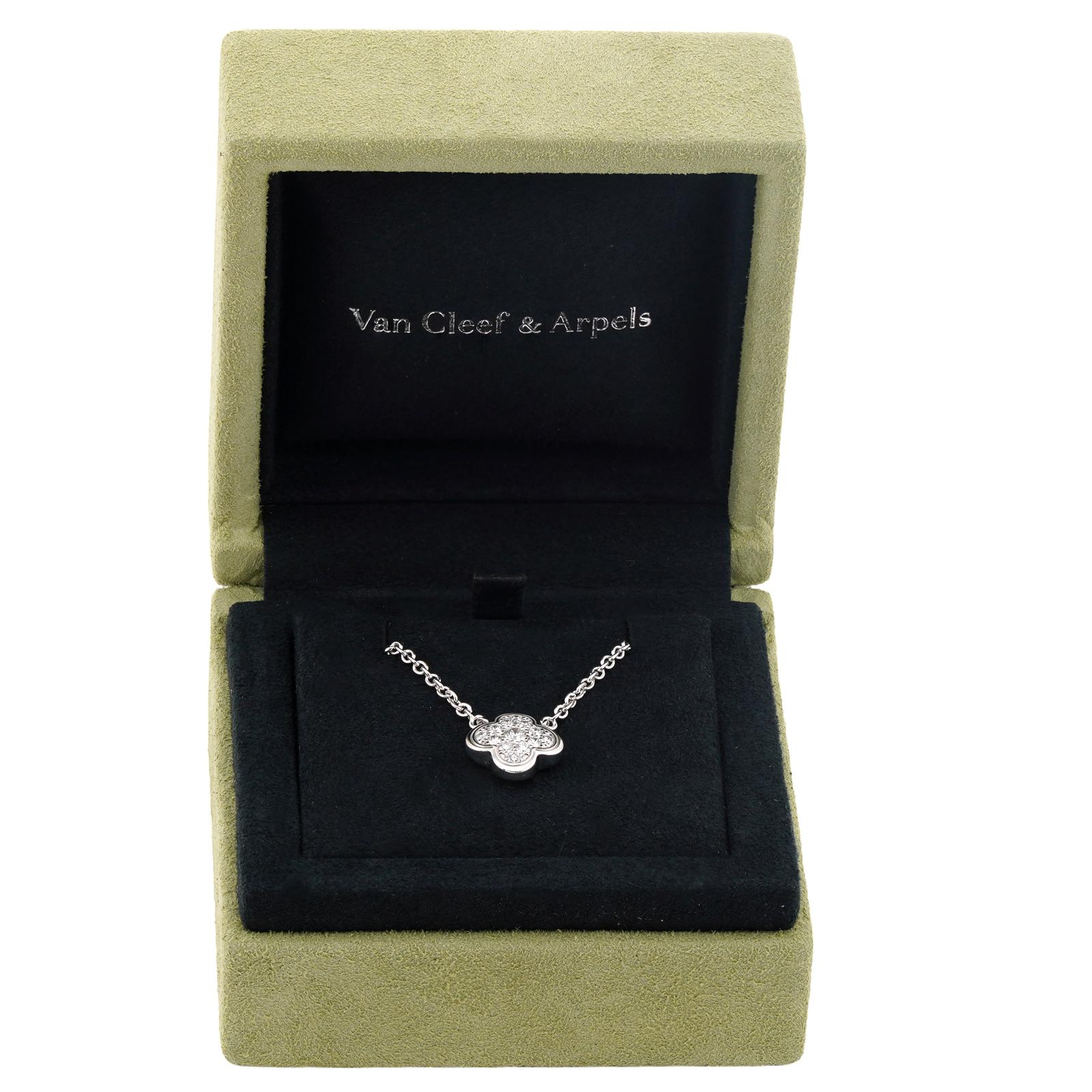 Questa favolosa collana Van Cleef & Arpels dell'iconica collezione Pure Alhambra, modello piccolo, presenta un pendente a forma di trifoglio portafortuna realizzato in oro bianco 18 carati e incastonato con diamanti tondi taglio brillante.