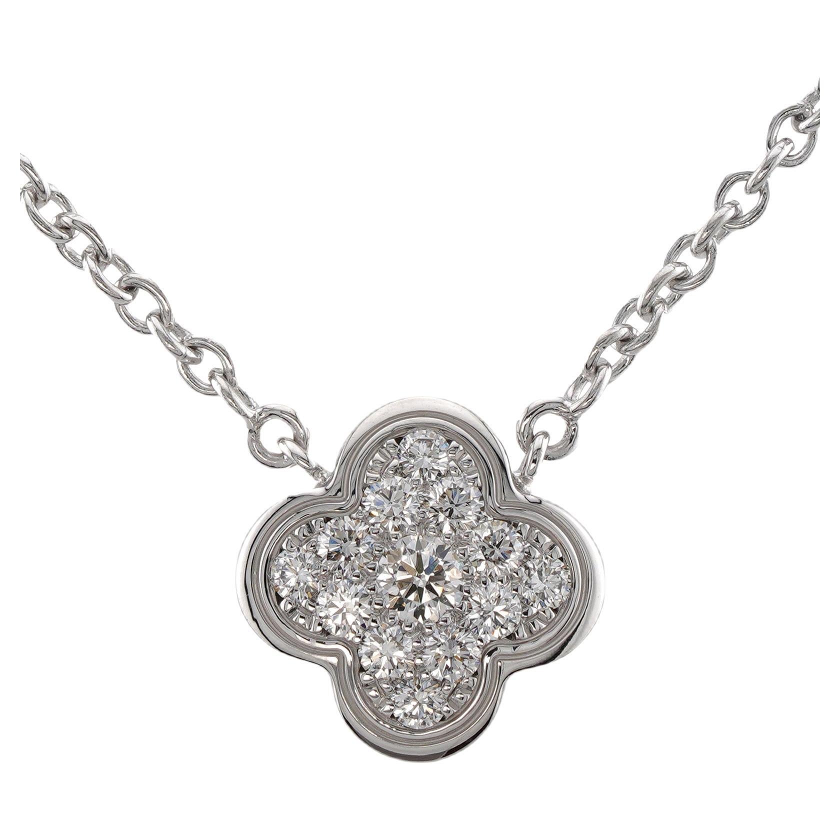 VAN CLEEF & ARPELS Collana con ciondolo piccolo in oro bianco e diamanti Pure Alhambra in vendita
