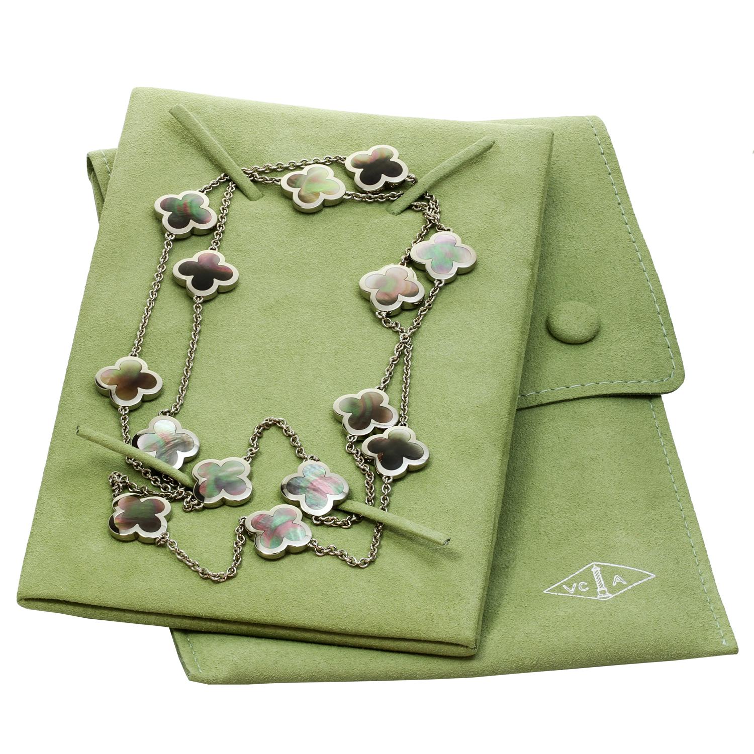 Diese klassische Halskette von Van Cleef & Arpels aus der Kollektion Pure Alhambra ist aus 18 Karat Weißgold gefertigt und verfügt über 14 Glücksklee-Motive, die mit grauem Perlmutt eingelegt sind und mit einem verdeckten Verschluss versehen sind.