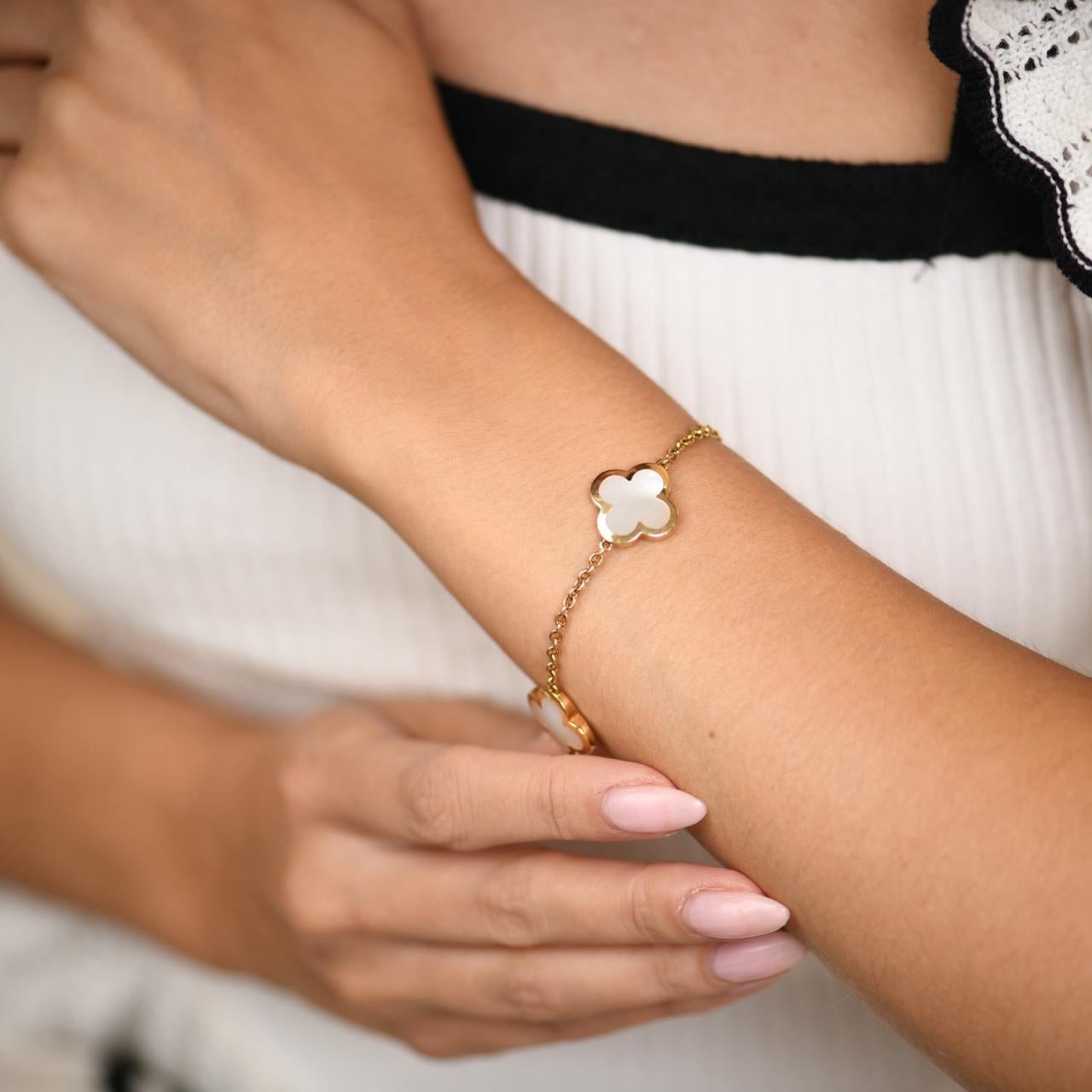 Van Cleef & Arpels Armband aus 18 Karat Gelbgold mit reinem Alhambra-Perlmutt und Perlmutt (Ungeschliffen) im Angebot