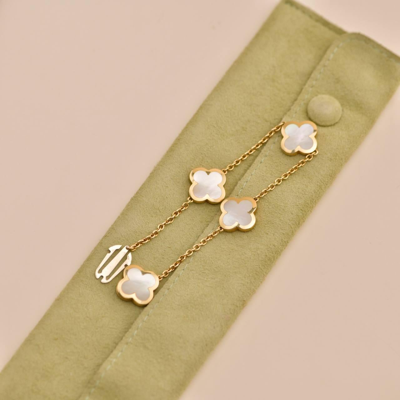Van Cleef & Arpels Armband aus 18 Karat Gelbgold mit reinem Alhambra-Perlmutt und Perlmutt im Zustand „Hervorragend“ im Angebot in Banbury, GB