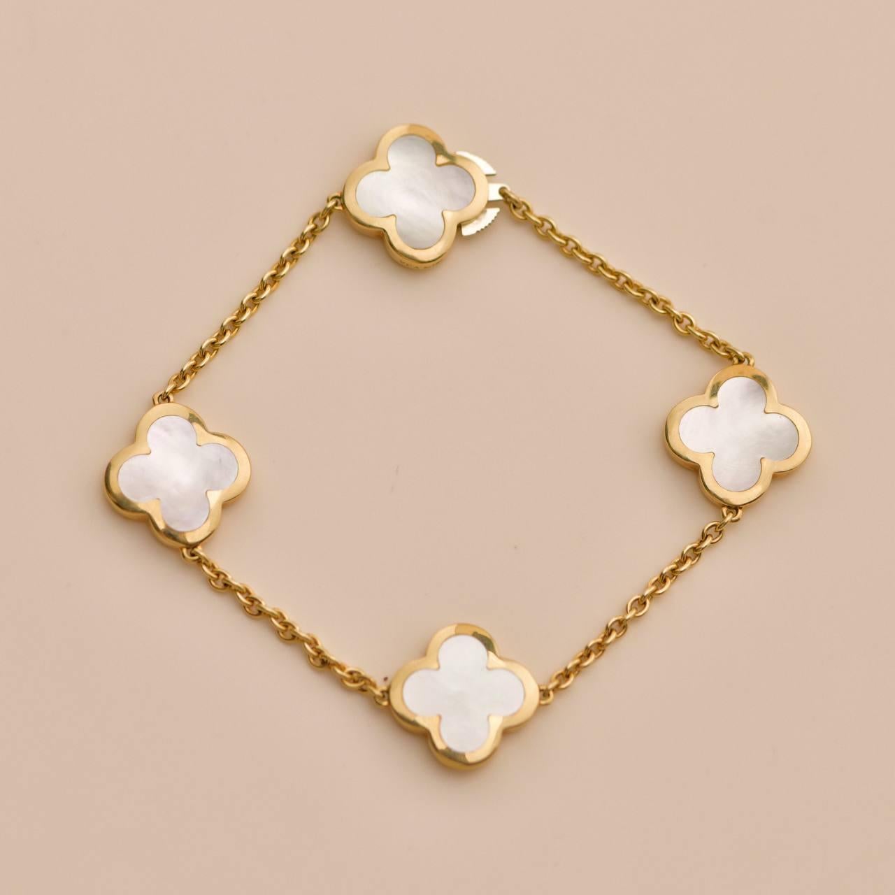 Van Cleef & Arpels Armband aus 18 Karat Gelbgold mit reinem Alhambra-Perlmutt und Perlmutt im Angebot 1