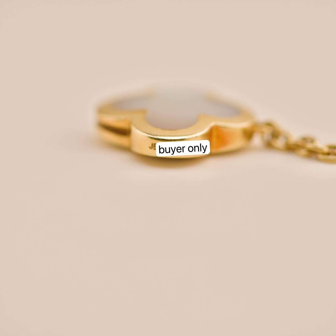 Van Cleef & Arpels Armband aus 18 Karat Gelbgold mit reinem Alhambra-Perlmutt und Perlmutt im Angebot 2