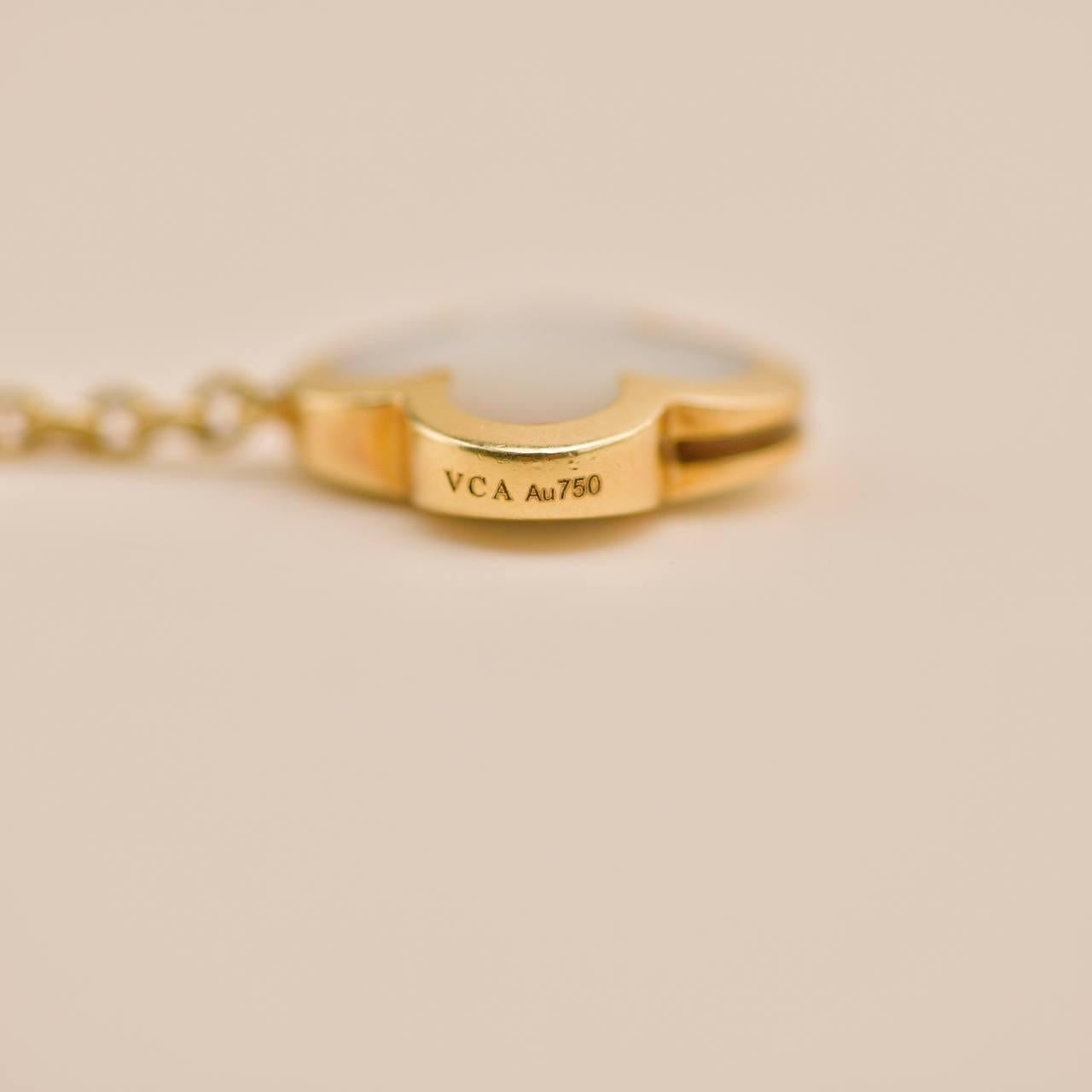 Van Cleef & Arpels Armband aus 18 Karat Gelbgold mit reinem Alhambra-Perlmutt und Perlmutt im Angebot 3