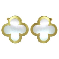 VAN CLEEF & ARPELS Boucles d'oreilles en or jaune 18 carats et nacre pure Alhambra