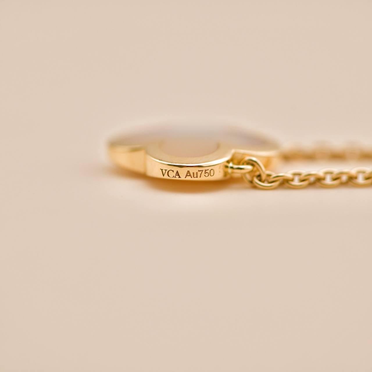 Femenino o masculino Van Cleef & Arpels Collar Colgante Puro Alhambra Madreperla Oro Amarillo 18K en venta